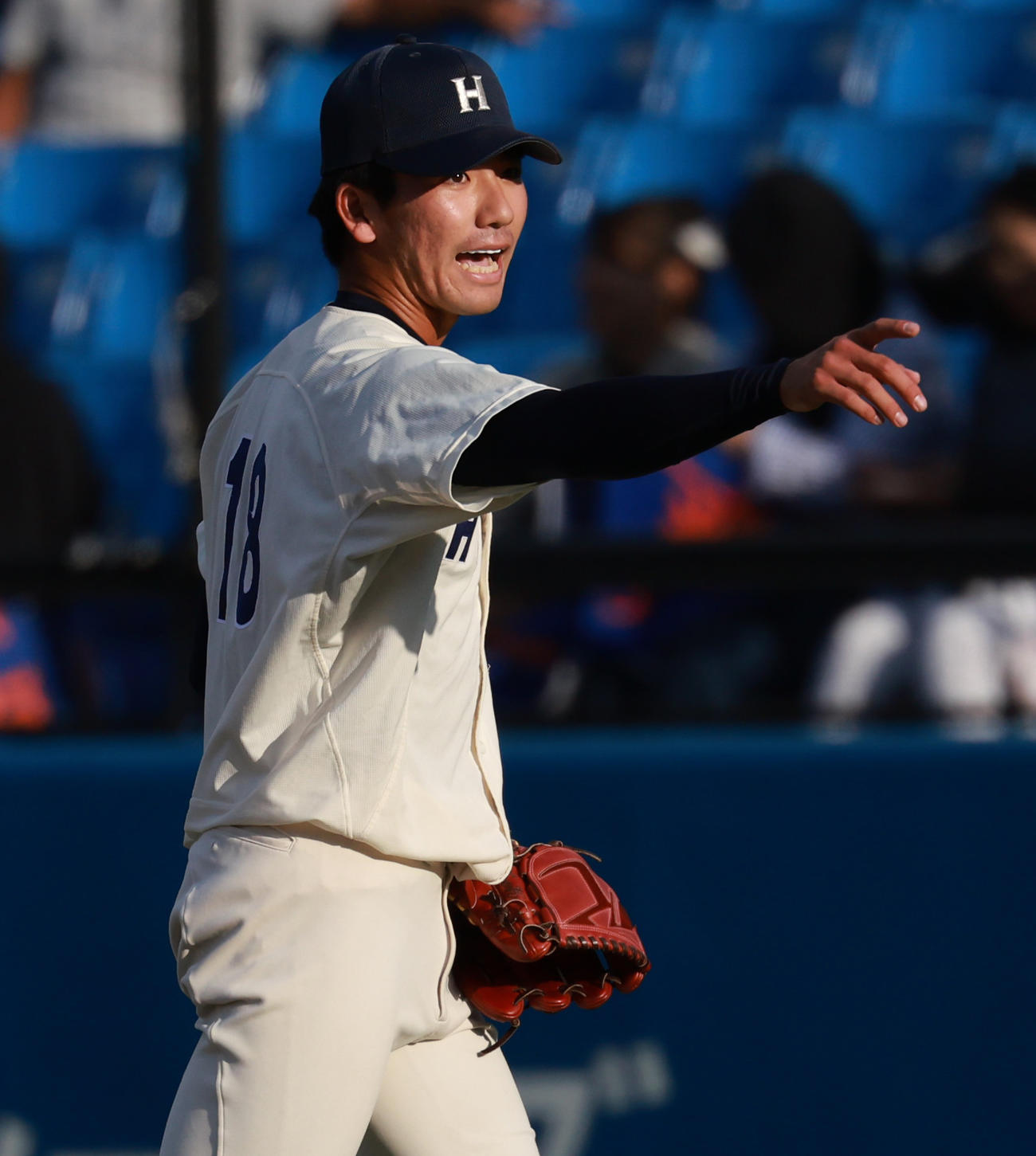 東大対法大　野手の好プレーに指をさす法大・篠木（撮影・野上伸悟）
