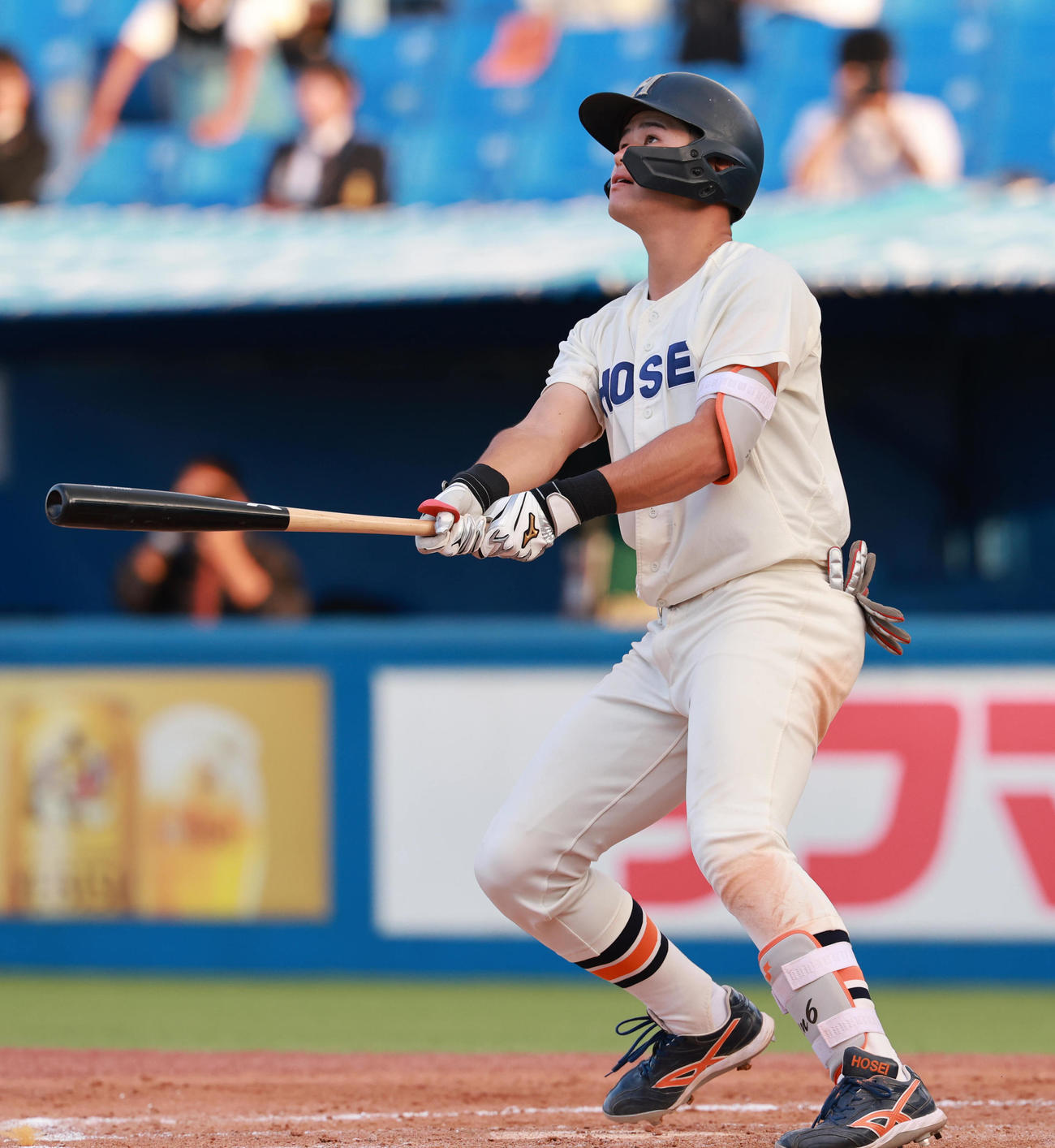 東大対法大　7回裏法大2死一塁、左越え2点本塁打を放つ武川（撮影・野上伸悟）