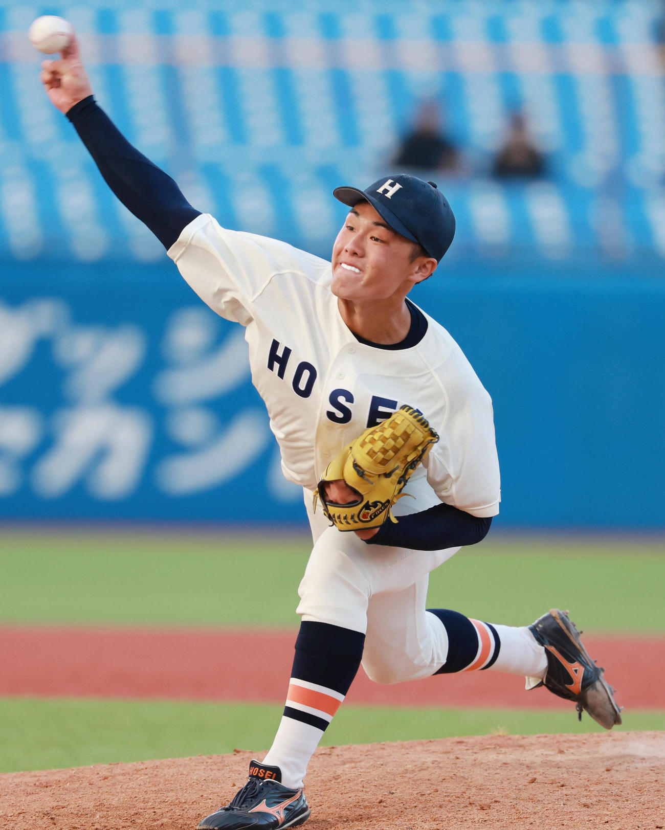 東大対法大　力投する法大・藤森（撮影・野上伸悟）