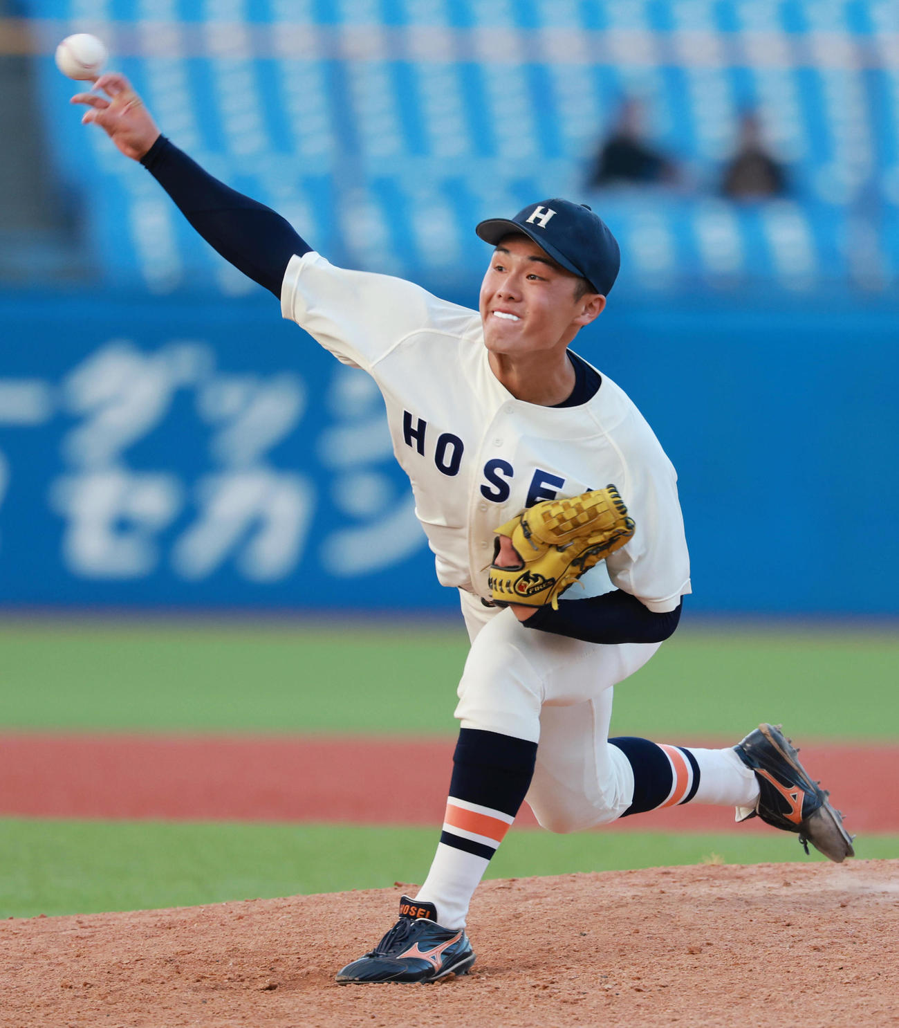 東大対法大　力投する法大・藤森（撮影・野上伸悟）