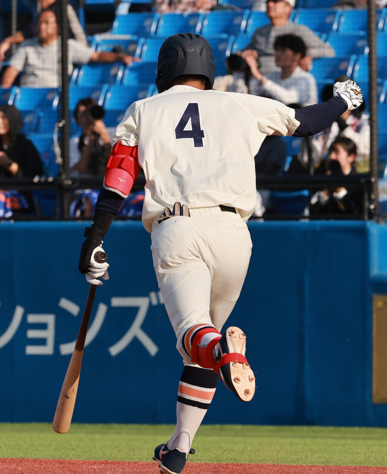 東大対法大　5回裏法大1死一、三塁、左越え3点本塁打を放ちガッツポーズの法大・松下（撮影・野上伸悟）