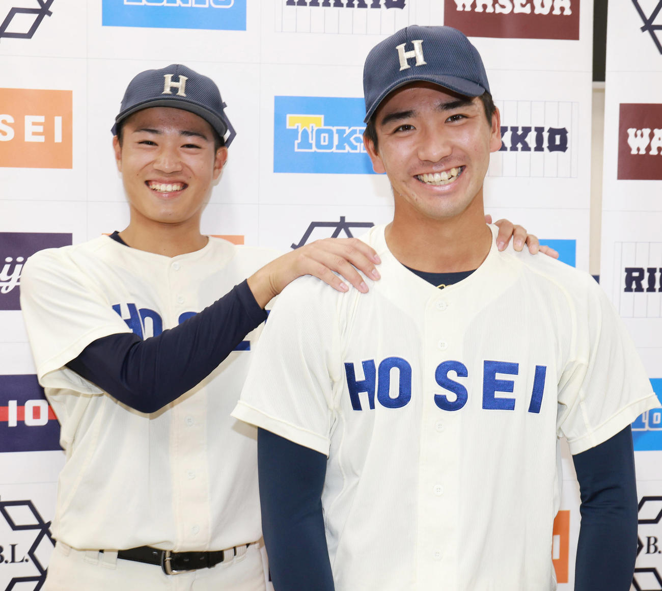 東大対法大　4安打3打点と活躍の法大1年生熊谷（左）は、勝利投手のエース篠木の肩をモミモミ（撮影・野上伸悟）