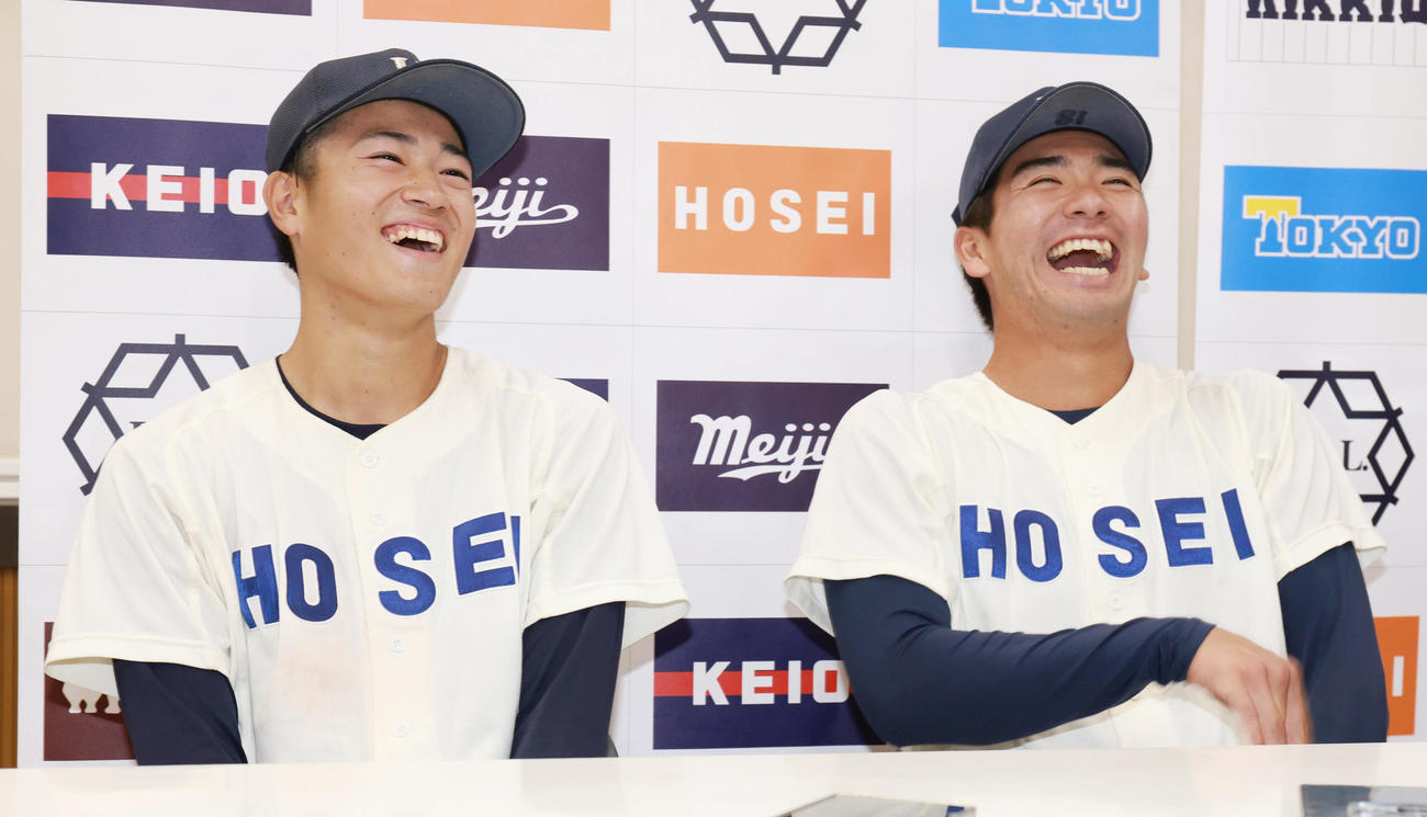 東大対法大　試合後の会見で爆笑する法大・熊谷（左）と篠木（撮影・野上伸悟）