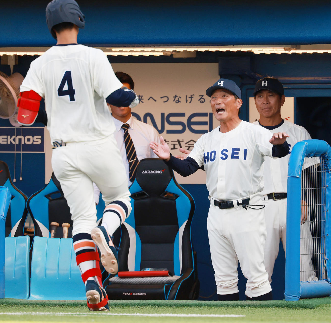 東大対法大　5回裏法大1死一、三塁、左越え3点本塁打を放った松下を迎える大島監督。後方は高村助監督（撮影・野上伸悟）