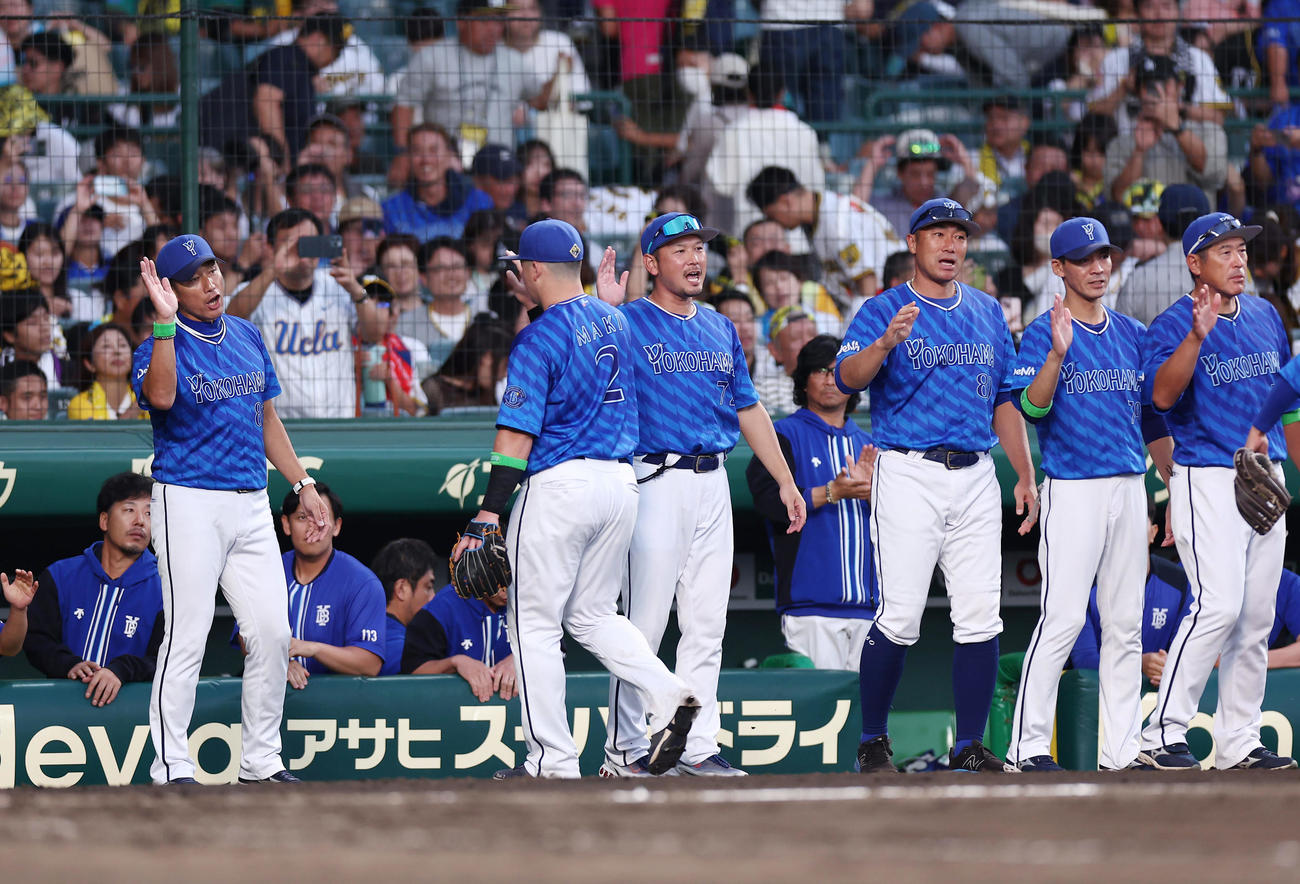 阪神対DeNA　阪神に勝利し、ナインをタッチで出迎えるDeNA三浦監督（左端）ら（撮影・前田充）