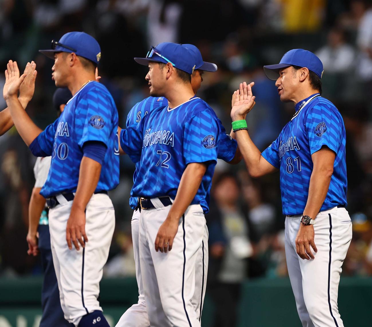 阪神対DeNA　阪神に勝利した三浦監督（右）はナインとハイタッチする（撮影・上田博志）