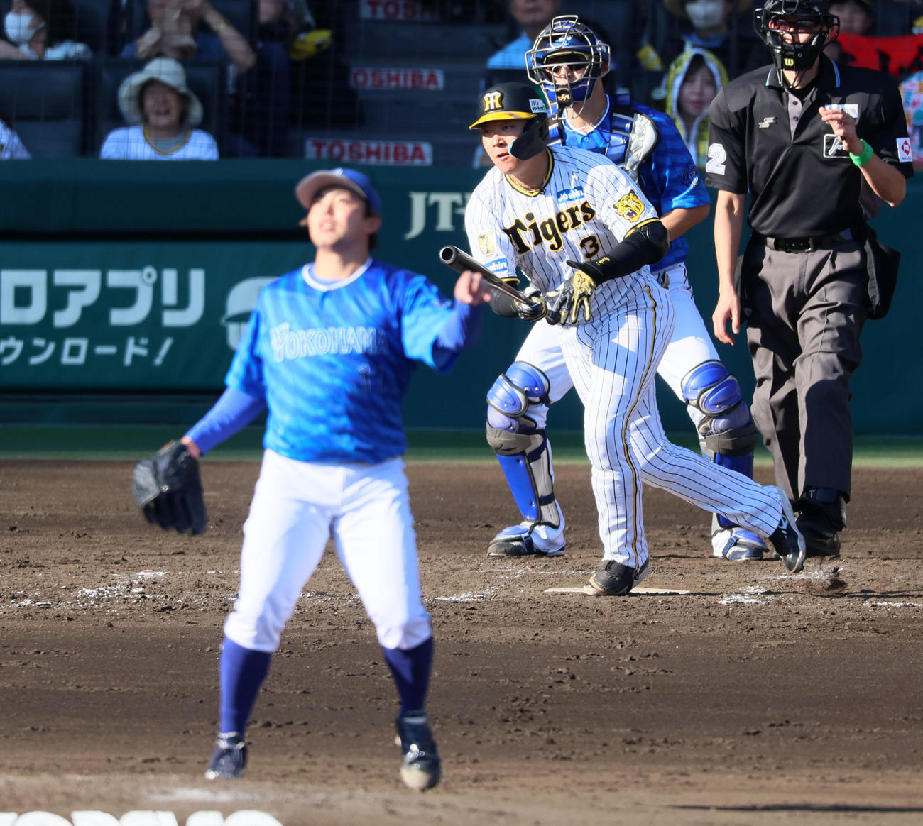阪神対DeNA 3回裏阪神2死一塁、右飛を打ち上げる大山。投手東（撮影・加藤哉）