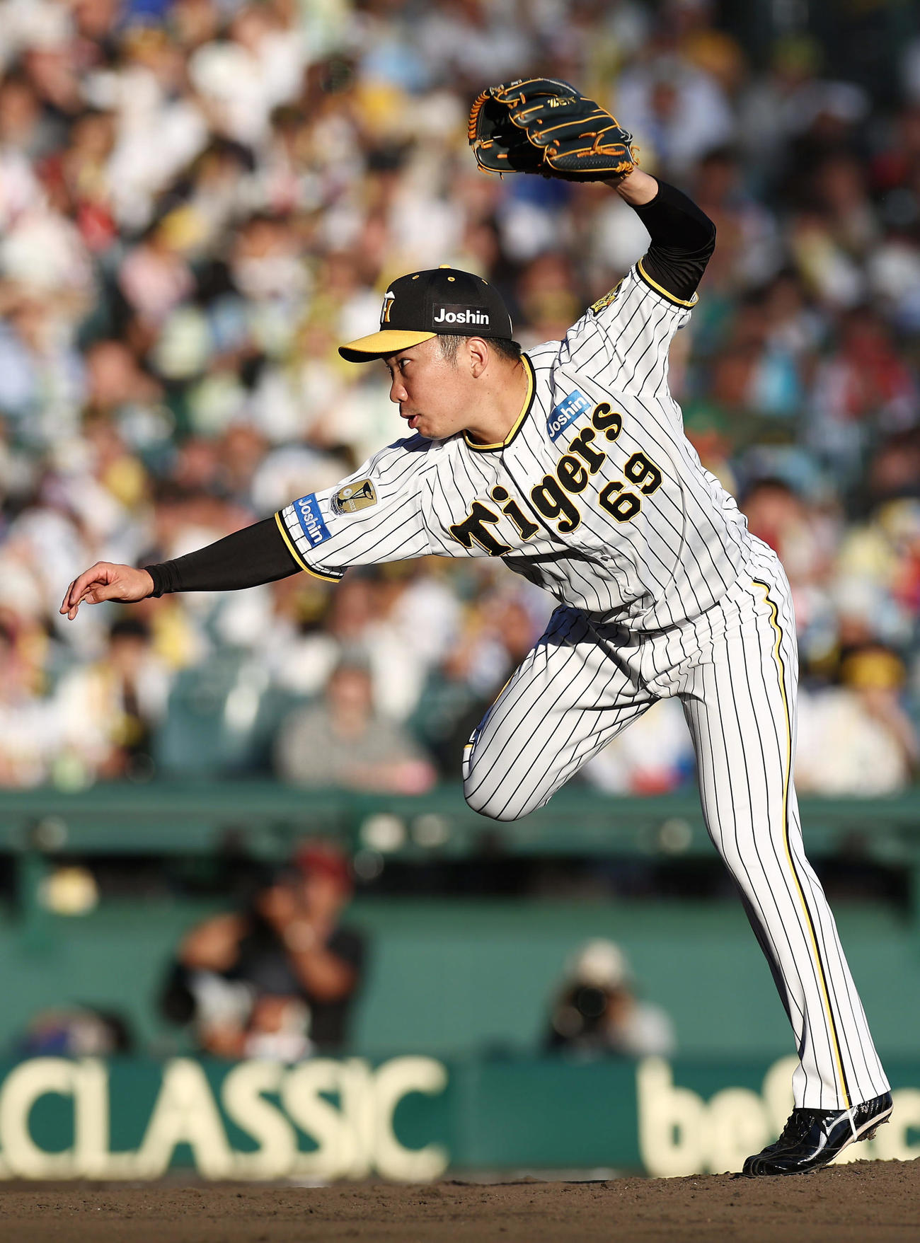 阪神対DeNA　阪神3番手の石井（撮影・前田充）