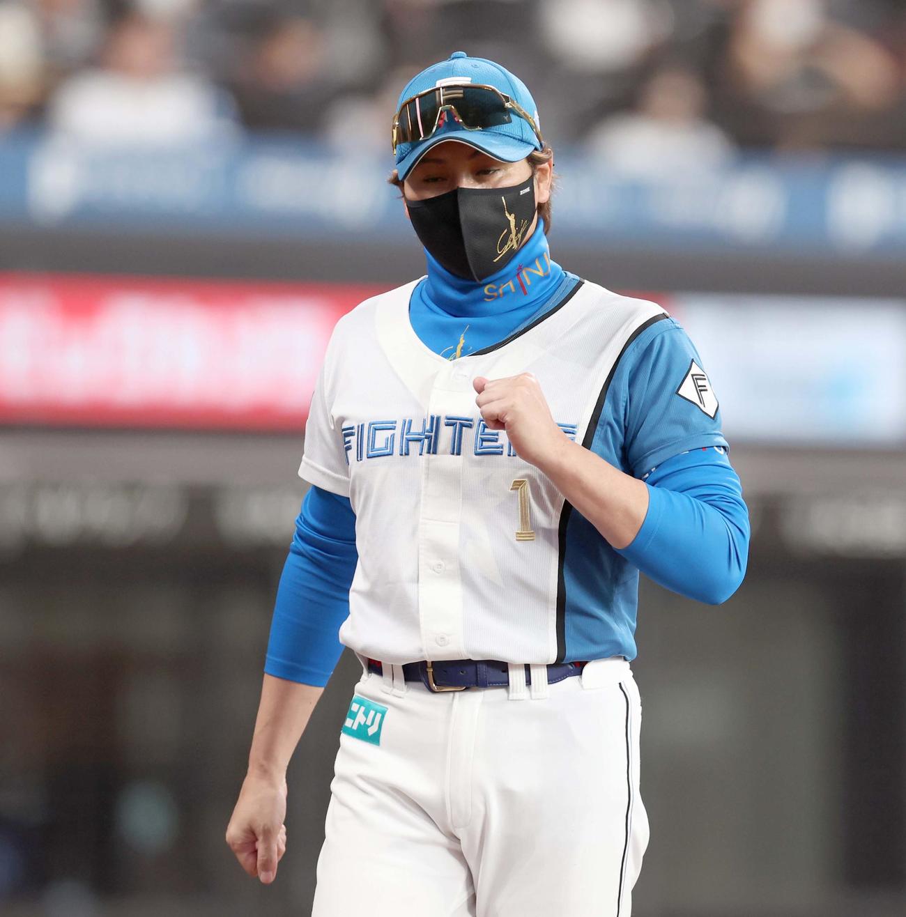 パ・クライマックスシリーズ（CS）ファーストステージ第1戦　日本ハム対ロッテ　投手交代を告げる新庄監督（撮影・黒川智章）