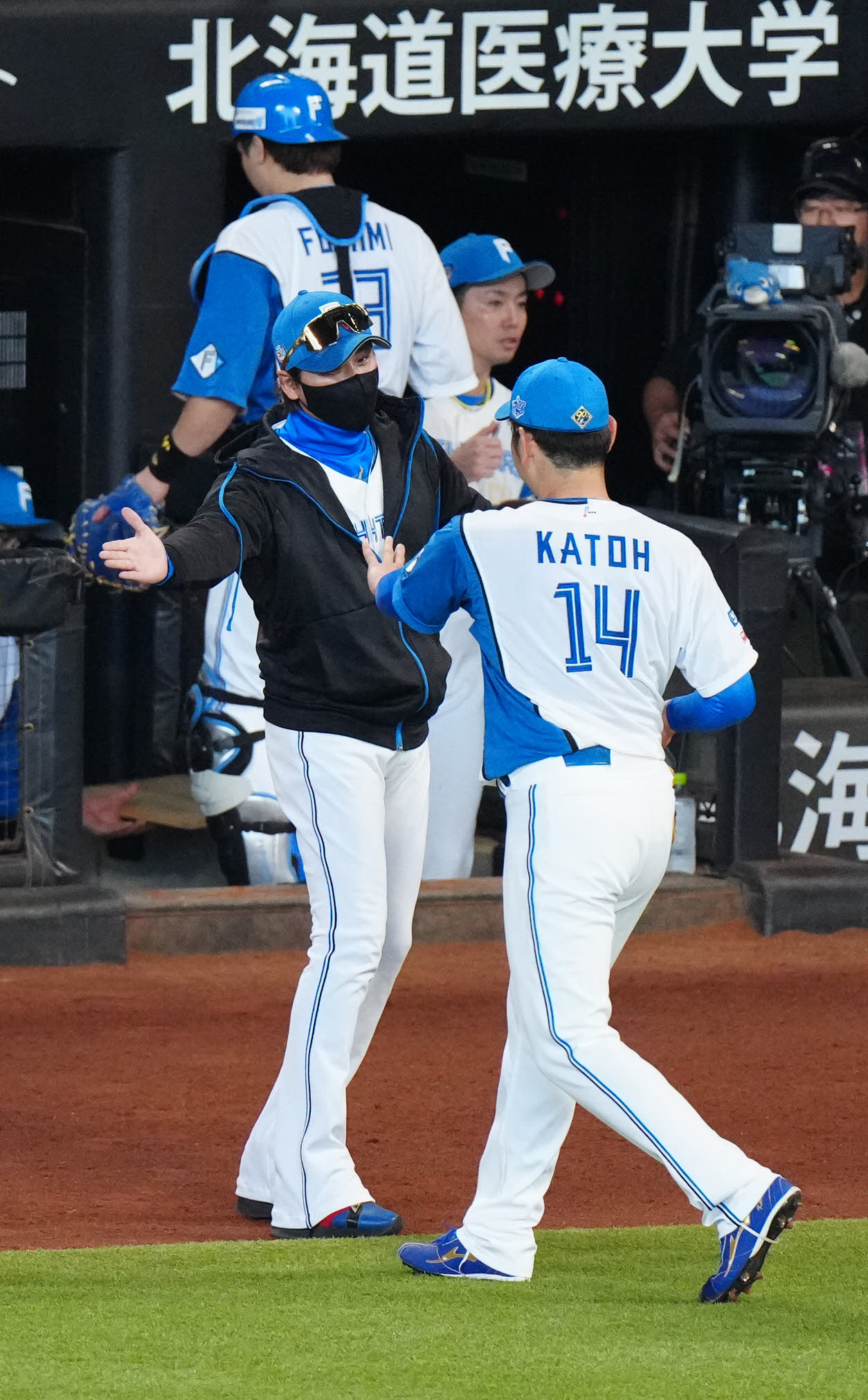 日本ハム対ロッテ　1回表終了後、日本ハム先発の加藤貴（右）を出迎える新庄監督（撮影・江口和貴）