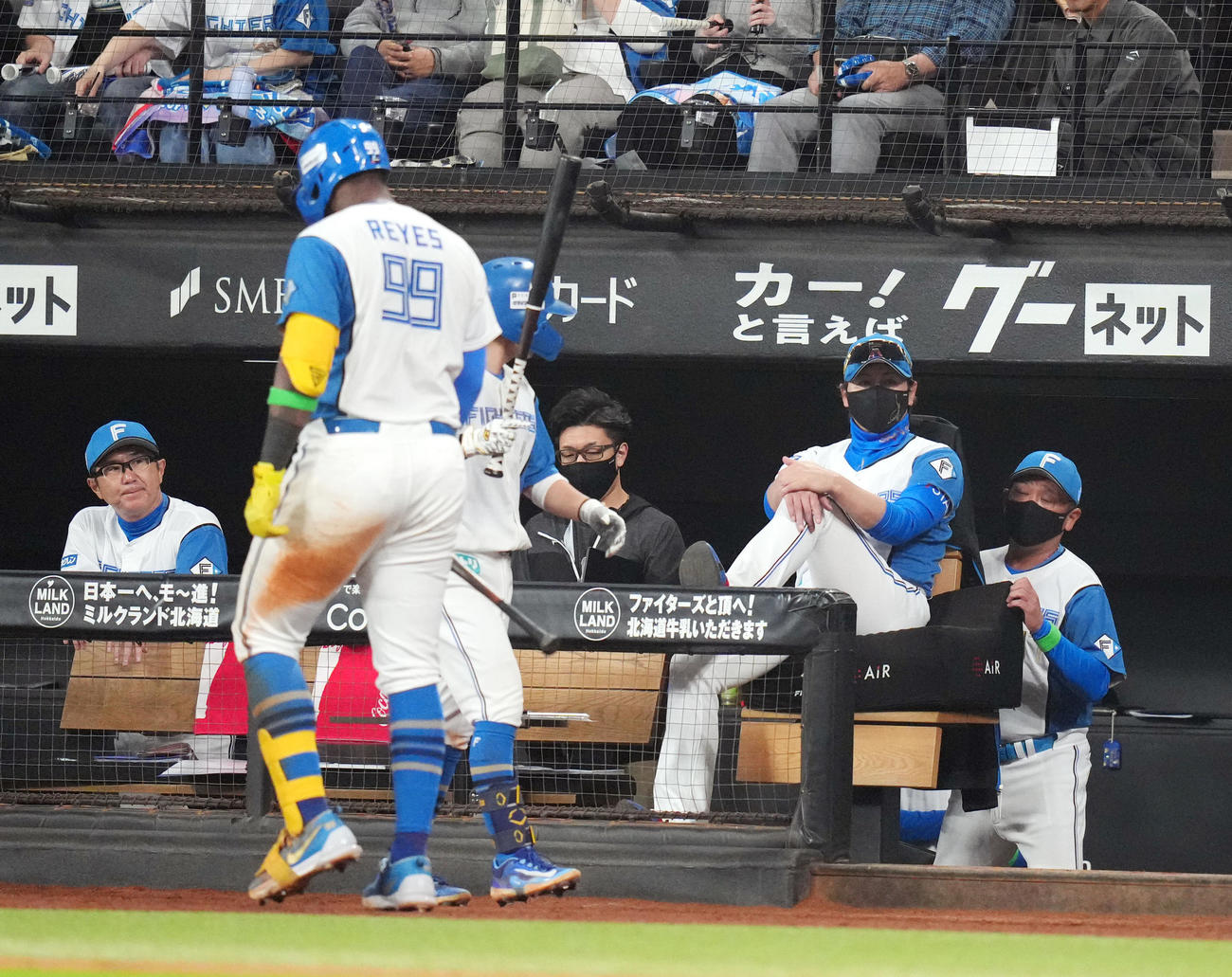 日本ハム対ロッテ　9回裏日本ハム1死、じっとグラウンドを見つめる新庄監督（右から2人目）。手前左は空振り三振に倒れ、ベンチに戻るレイエス（撮影・狩俣裕三）
