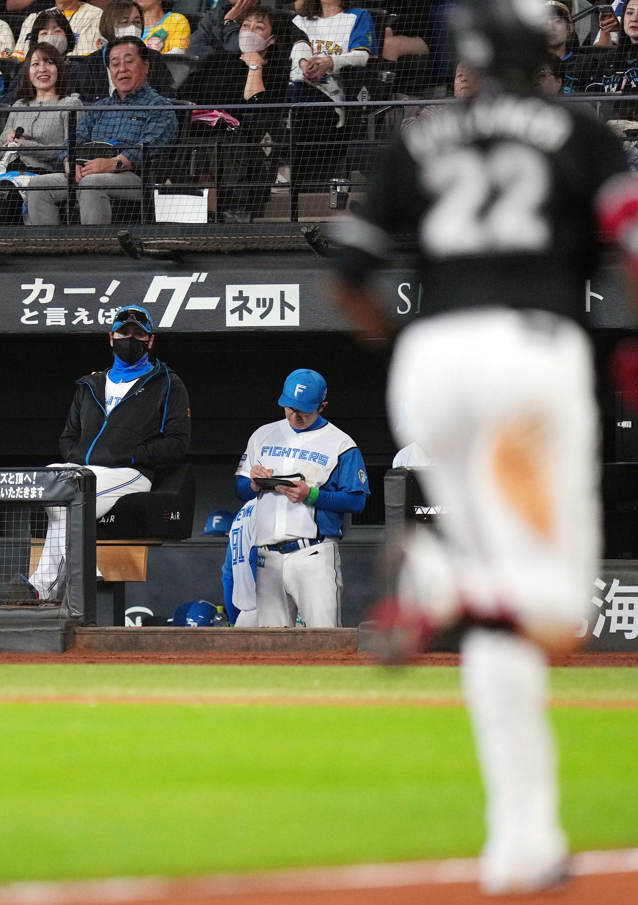 日本ハム対ロッテ　7回表ロッテ無死、ソロ本塁打を放ったポランコ（手前）をじっと見つめる新庄監督（左）（撮影・狩俣裕三）