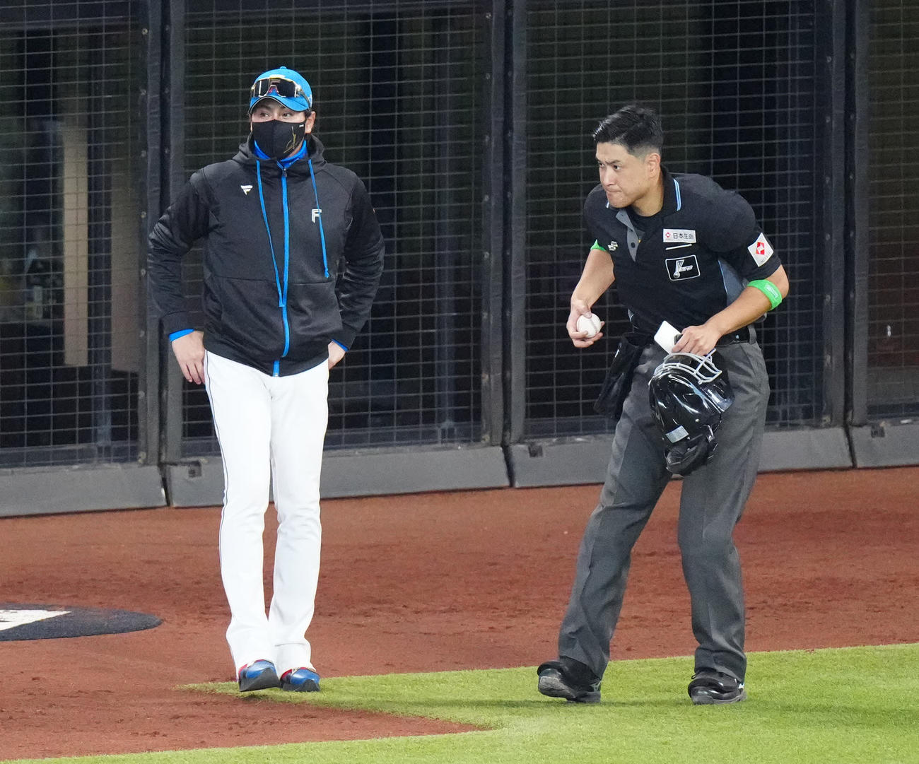 日本ハム対ロッテ　7回表途中、日本ハム先発加藤貴の降板を告げた新庄監督（撮影・江口和貴）
