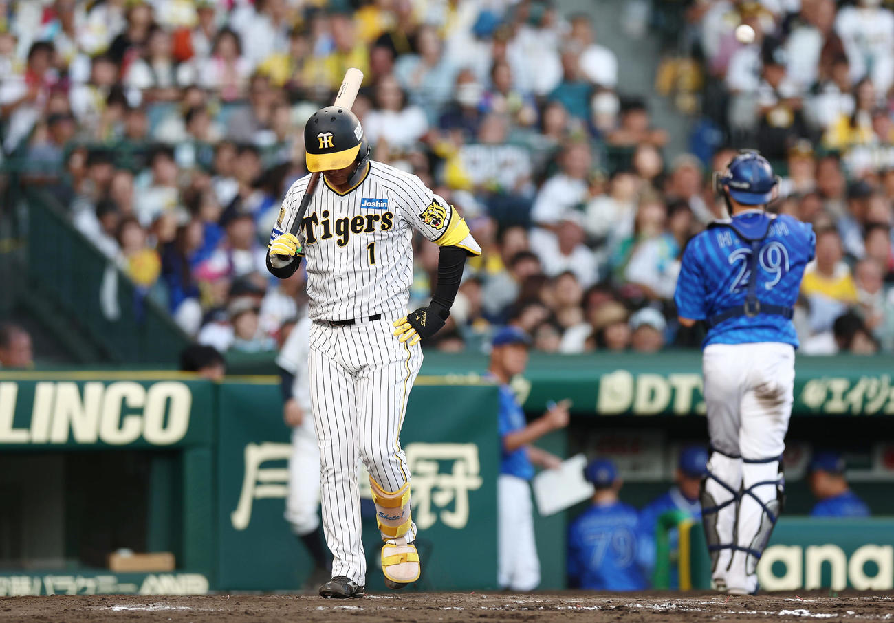 阪神対DeNA 8回裏阪神2死一、三塁、見逃し三振に倒れた森下（撮影・前田充）