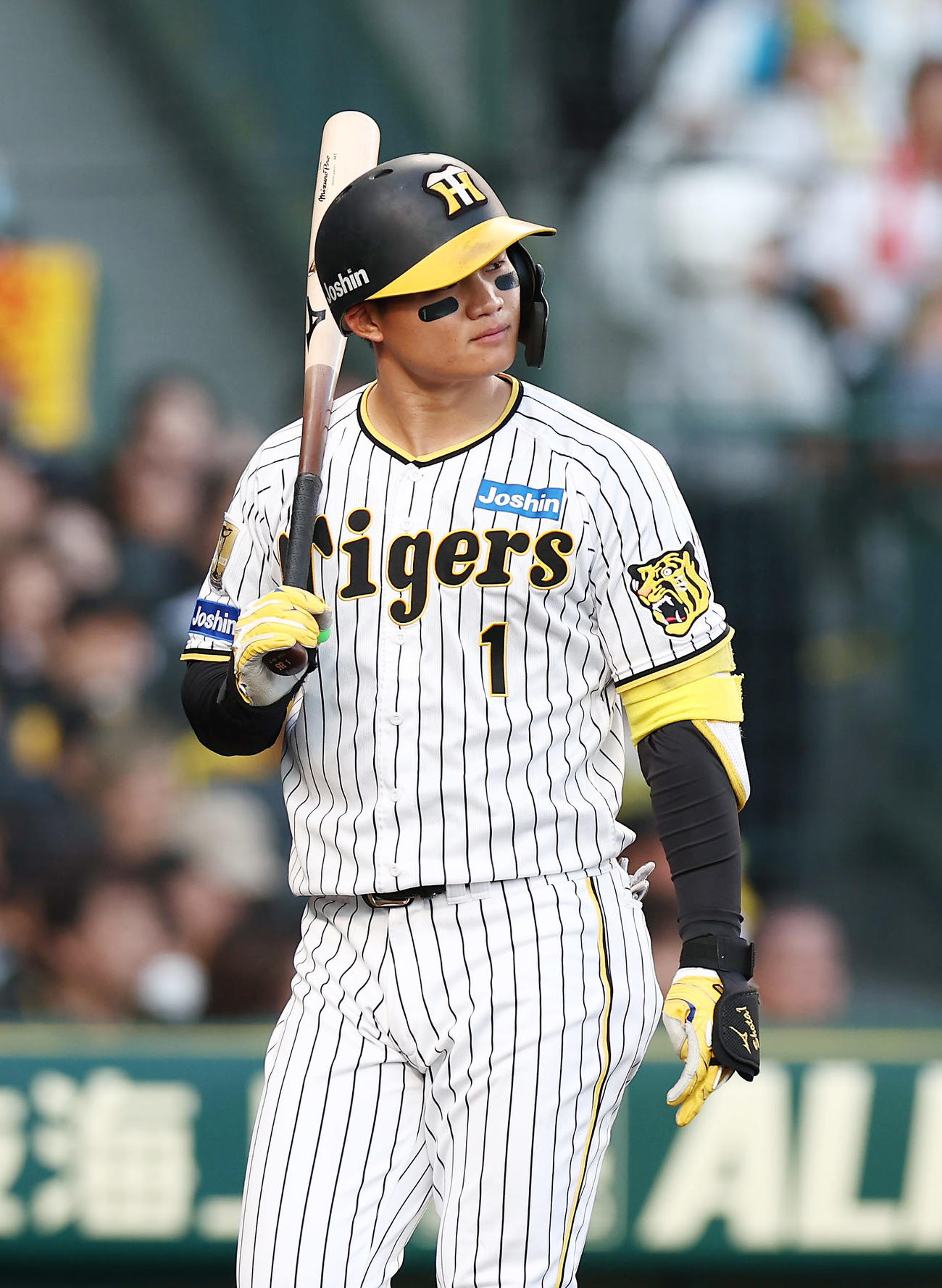 阪神対DeNA 8回裏阪神2死一、三塁、見逃し三振に倒れた森下（撮影・前田充）