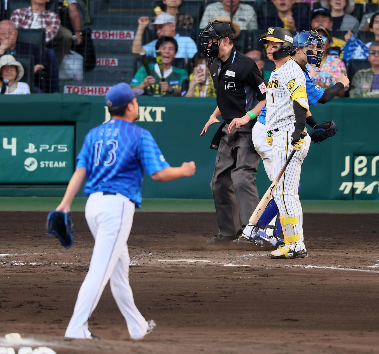 阪神対DeNA 8回裏阪神2死一、三塁、森下は見逃し三振に倒れる。投手伊勢（撮影・加藤哉）