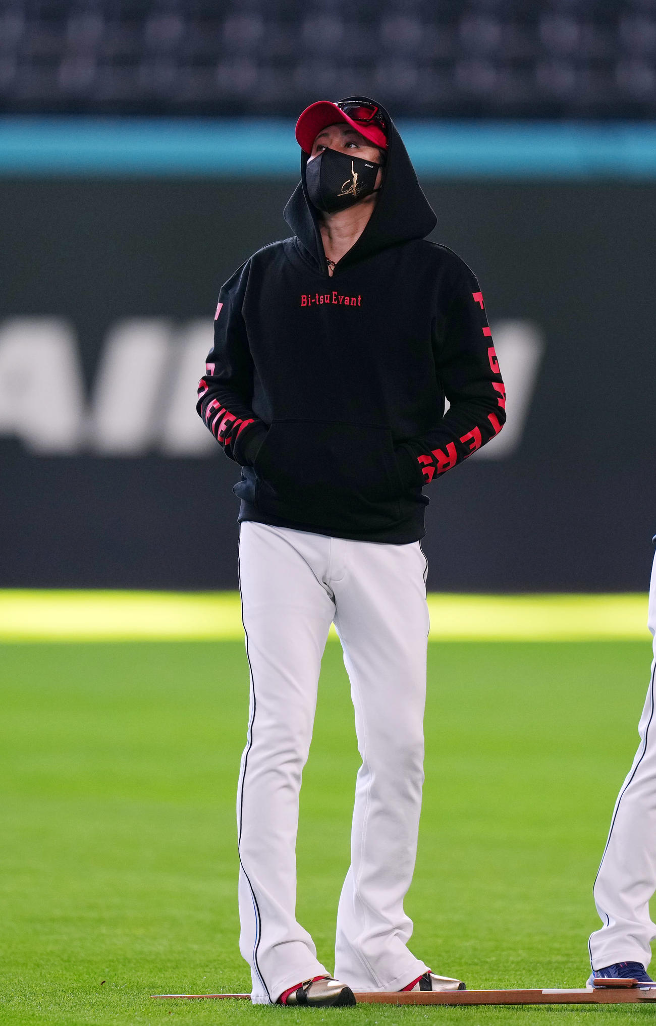 日本ハム対ロッテ　試合前、パーカー姿で練習を見つめる新庄監督（撮影・狩俣裕三）