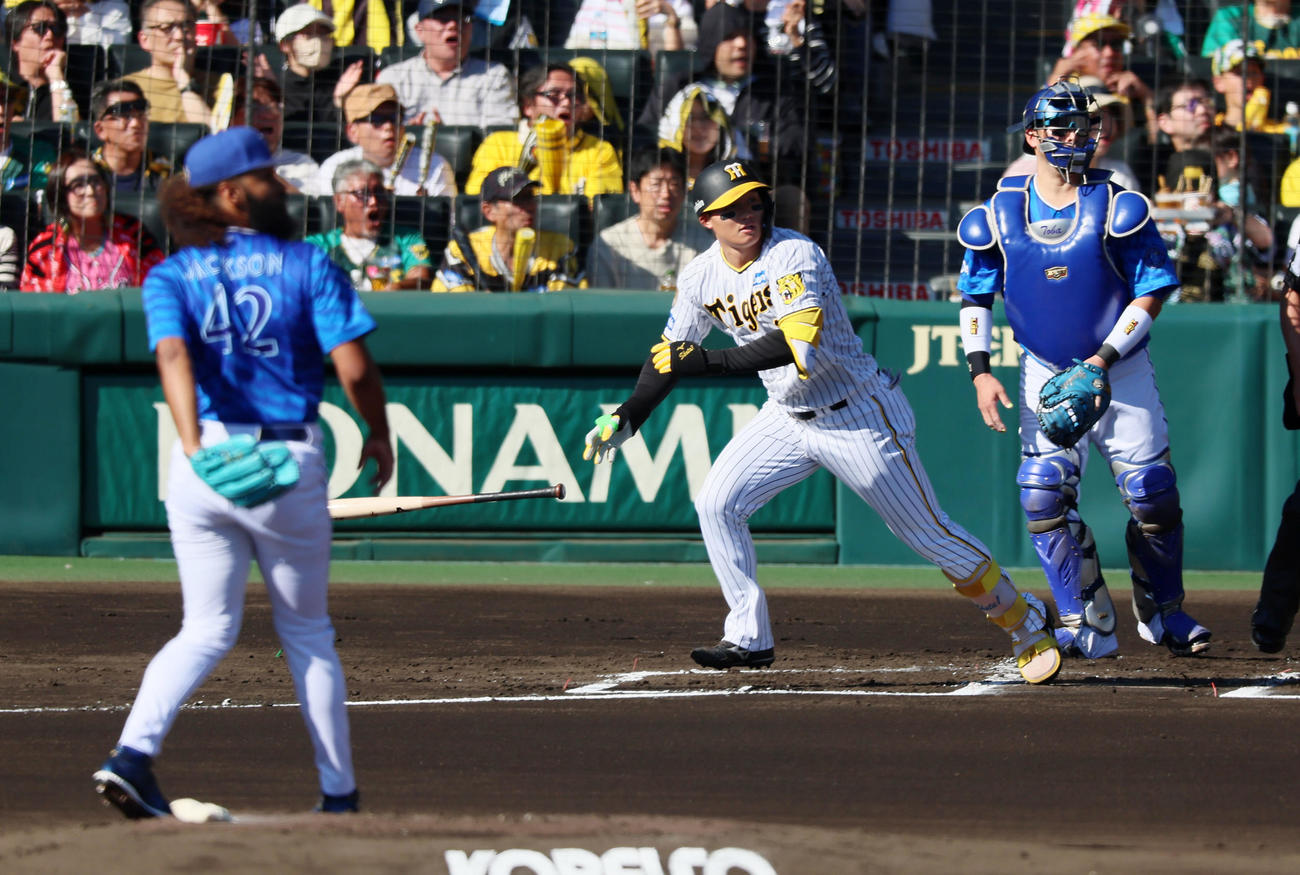 阪神対DeNA 1回裏阪神2死、森下は左越えソロ本塁打を放つ。投手ジャクソン（撮影・加藤哉）