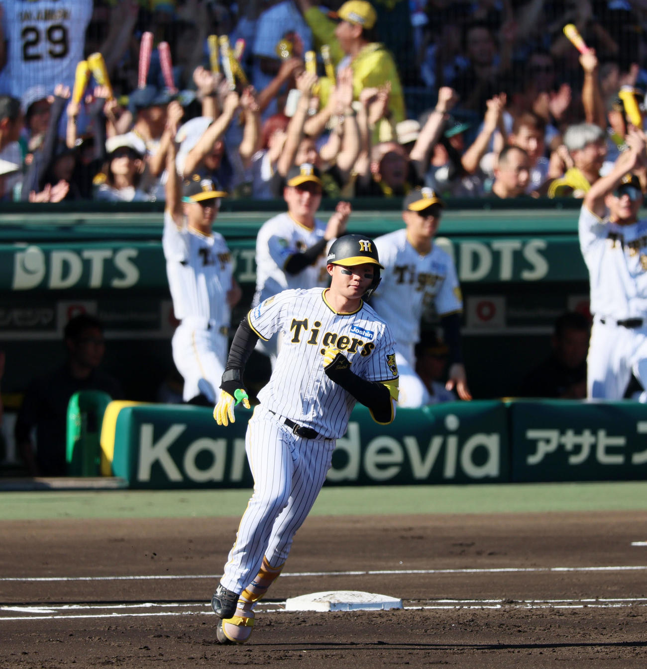 阪神対DeNA 1回裏阪神2死、森下は左越えソロ本塁打を放つ（撮影・加藤哉）