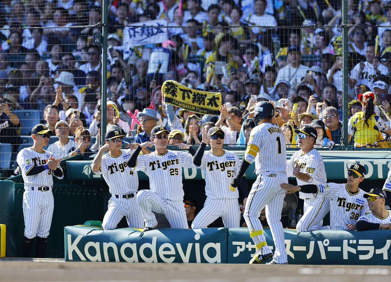 阪神対DeNA 1回裏阪神2死、先制本塁打を放った森下を出迎える阪神ナイン（撮影・藤尾明華）