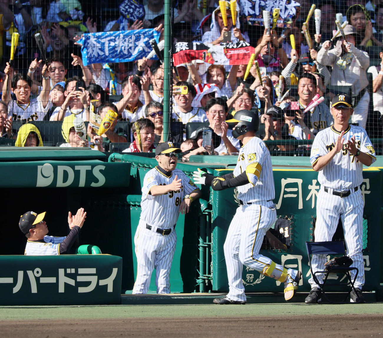 阪神対DeNA 1回裏阪神2死、岡田監督（左）は左越えソロ本塁打を放った森下をベンチで出迎える（撮影・加藤哉）