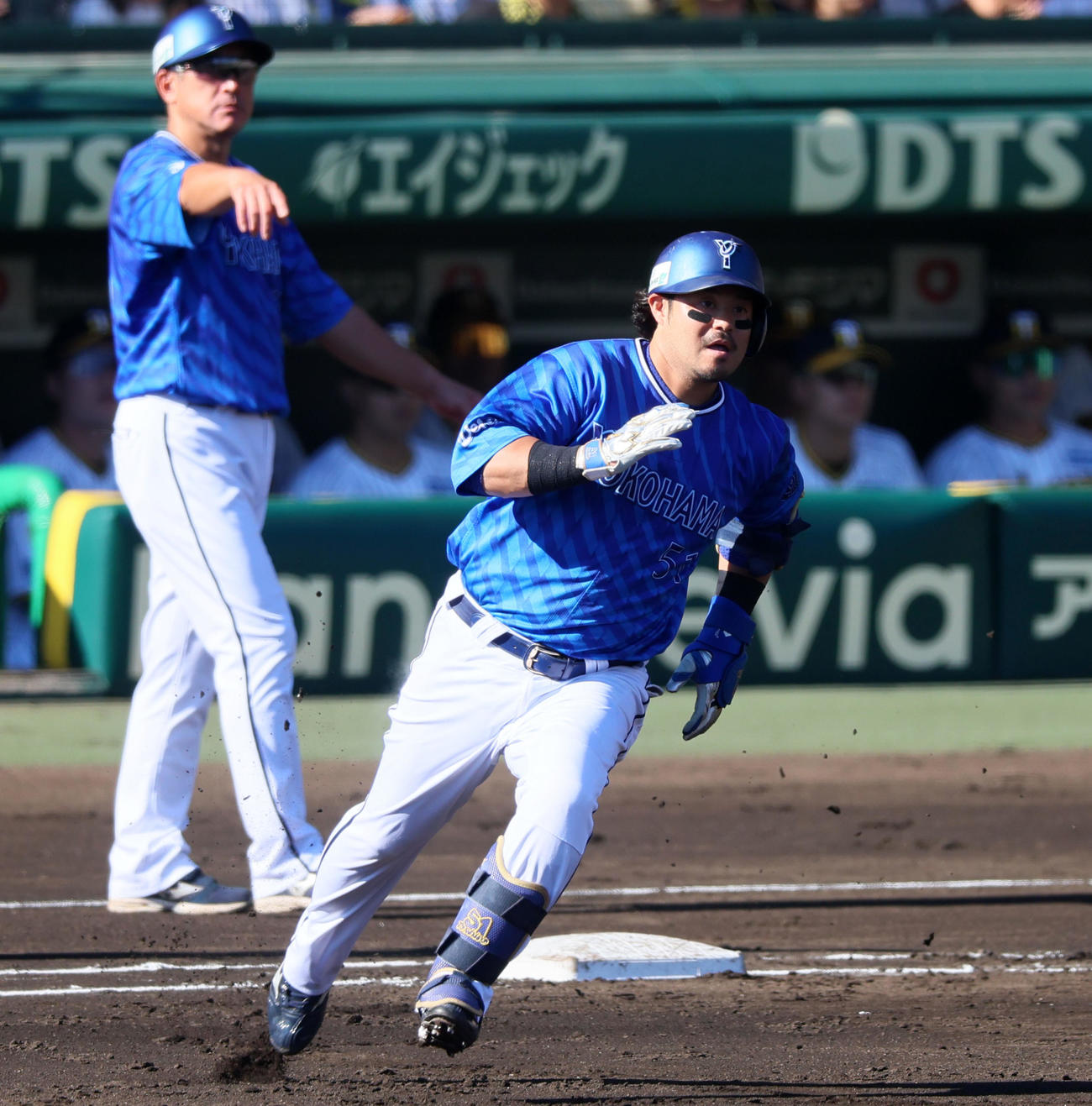 阪神対DeNA 2回表DeNA無死、宮崎は左へ二塁打を放つ（撮影・加藤哉）