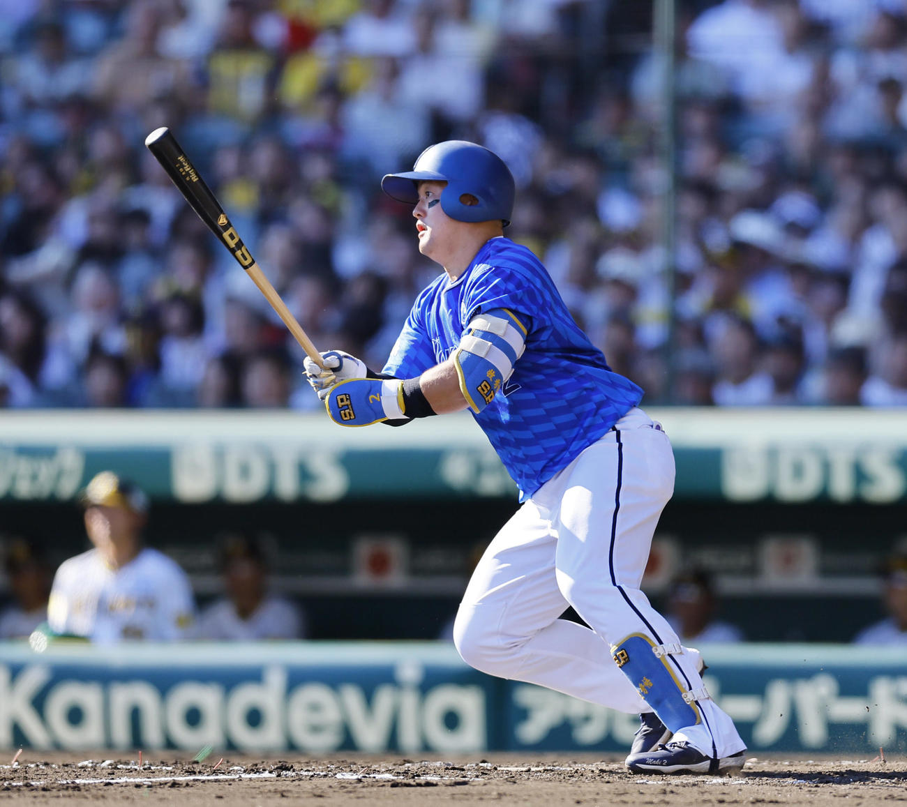 阪神対DeNA 3回表DeNA2死三塁、牧は中前適時打を放つ（撮影・藤尾明華）