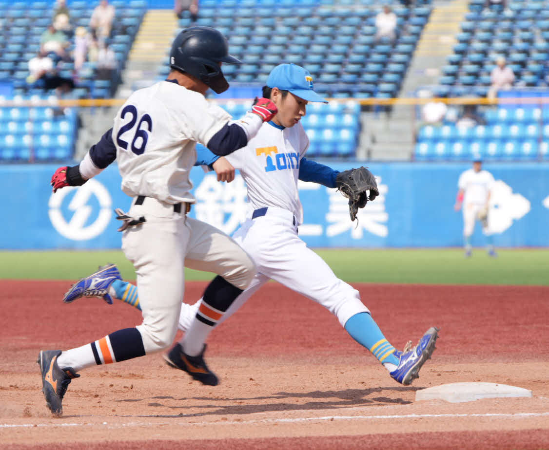 法大対東大　6回表法大1死一塁、藤森康（左）を一ゴロに仕留め一塁ベースカバーへ走る東大先発の渡辺（撮影・小沢裕）