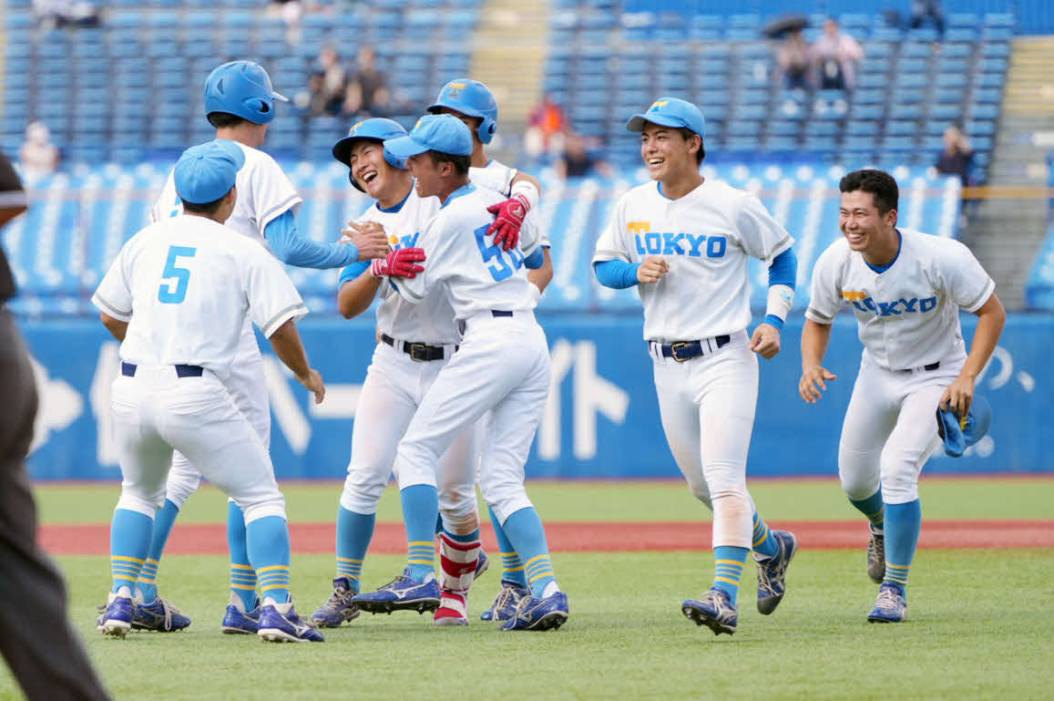 法大対東大　9回裏東大1死二塁、門田（左から3人目）は右中間へサヨナラ適時二塁打を放ちナインの祝福を受ける（撮影・小沢裕）