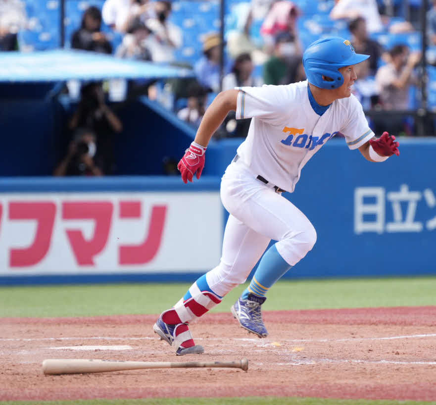 法大対東大　9回裏東大1死二塁、門田は右中間へサヨナラ適時二塁打を放つ（撮影・小沢裕）