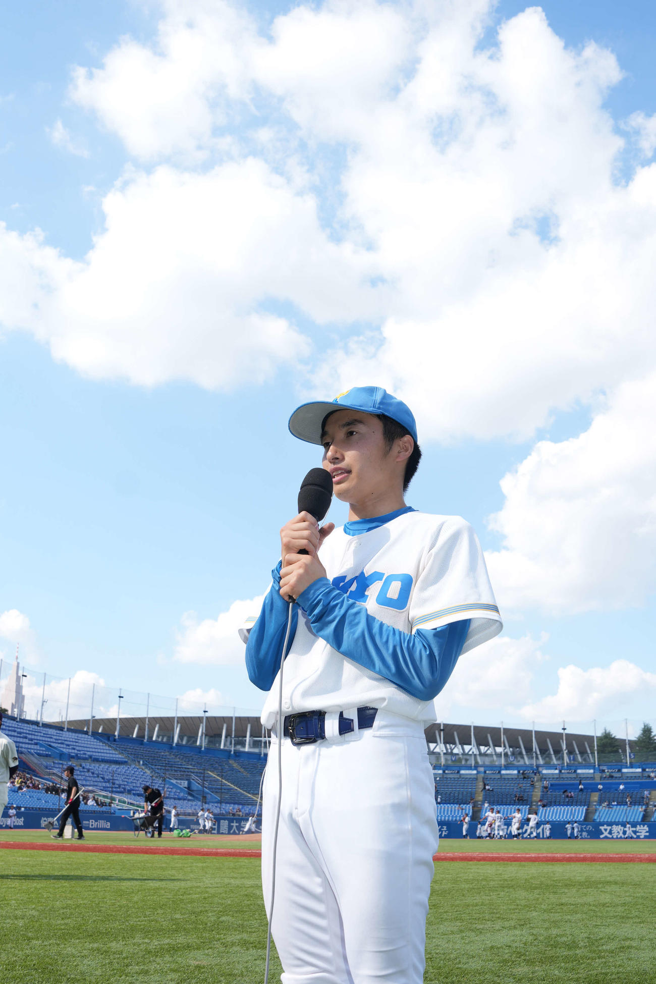 法大対東大　完投でリーグ戦初勝利を挙げヒーローインタビューに臨む東大先発の渡辺（撮影・小沢裕）