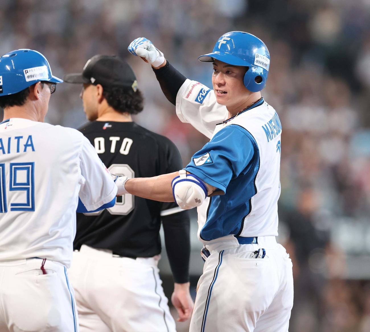 日本ハム対ロッテ　1回裏日本ハム無死、遊前内野安打を放ちガッポーズの松本剛（撮影・黒川智章）