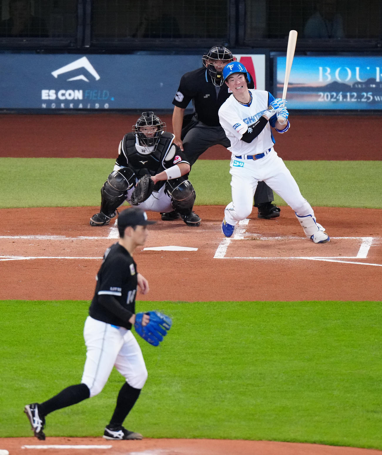 日本ハム対ロッテ　1回裏日本ハム無死、遊撃内野安打とする松本剛。投手小島（撮影・江口和貴）