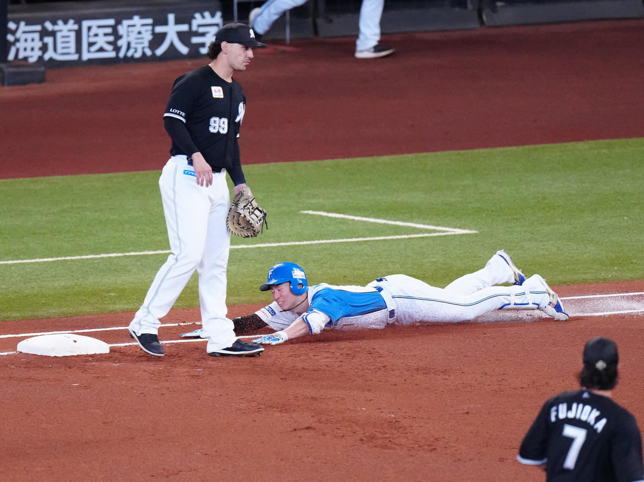 日本ハム対ロッテ　1回裏日本ハム無死、遊撃内野安打とする松本剛（撮影・江口和貴）