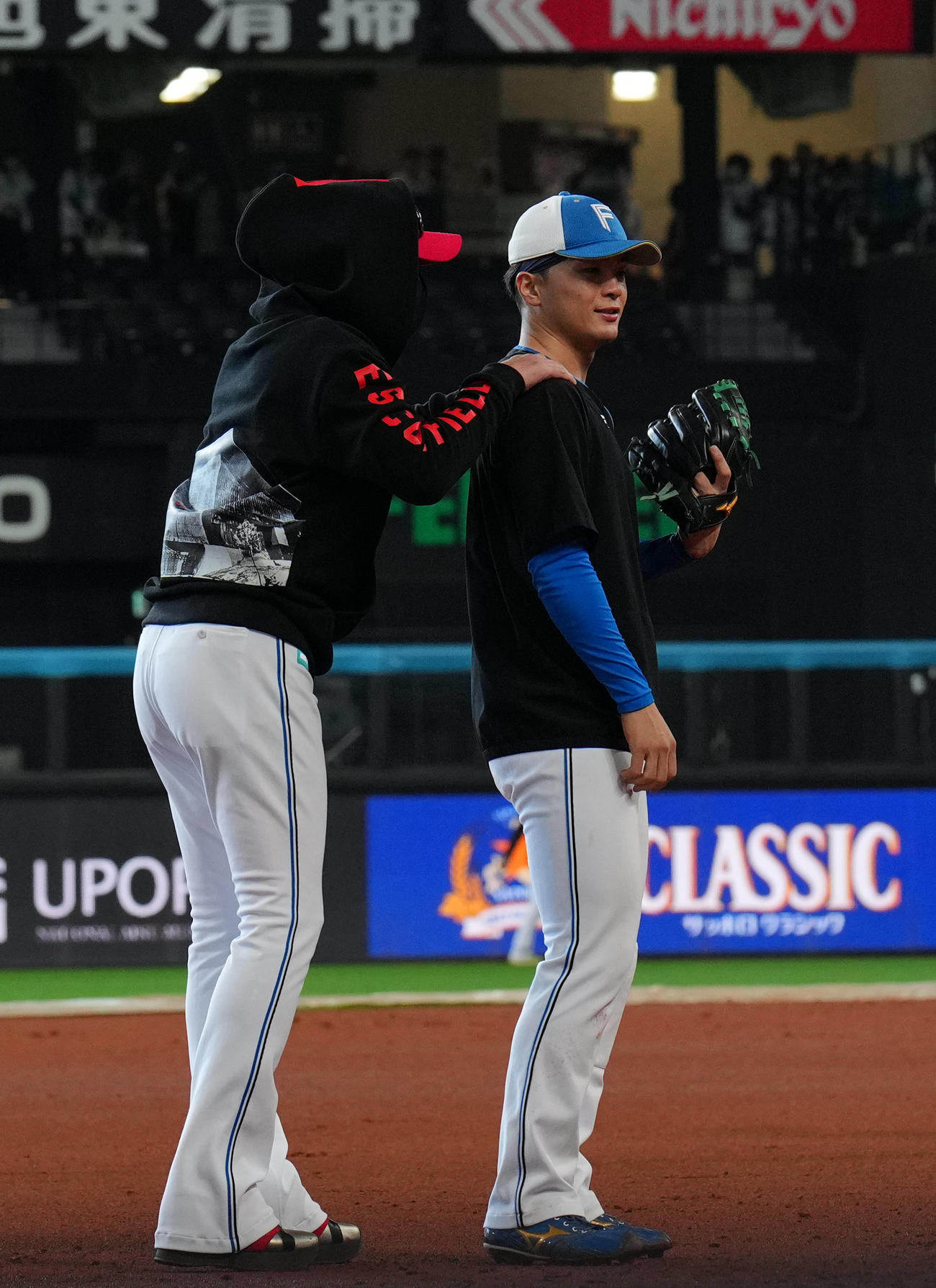 日本ハム対ロッテ　試合前、新庄監督（左）から話しかけられる清宮（撮影・狩俣裕三）