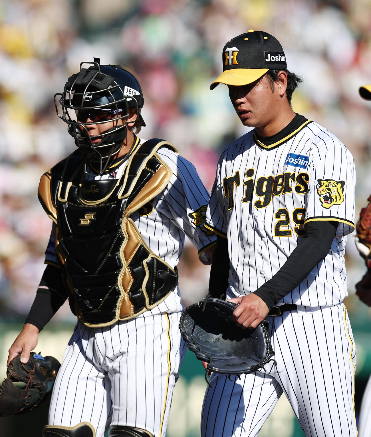 阪神対DeNA 2回表投げ終え、阪神梅野（左）と言葉を交わしながらベンチへ戻る高橋（撮影・前田充）