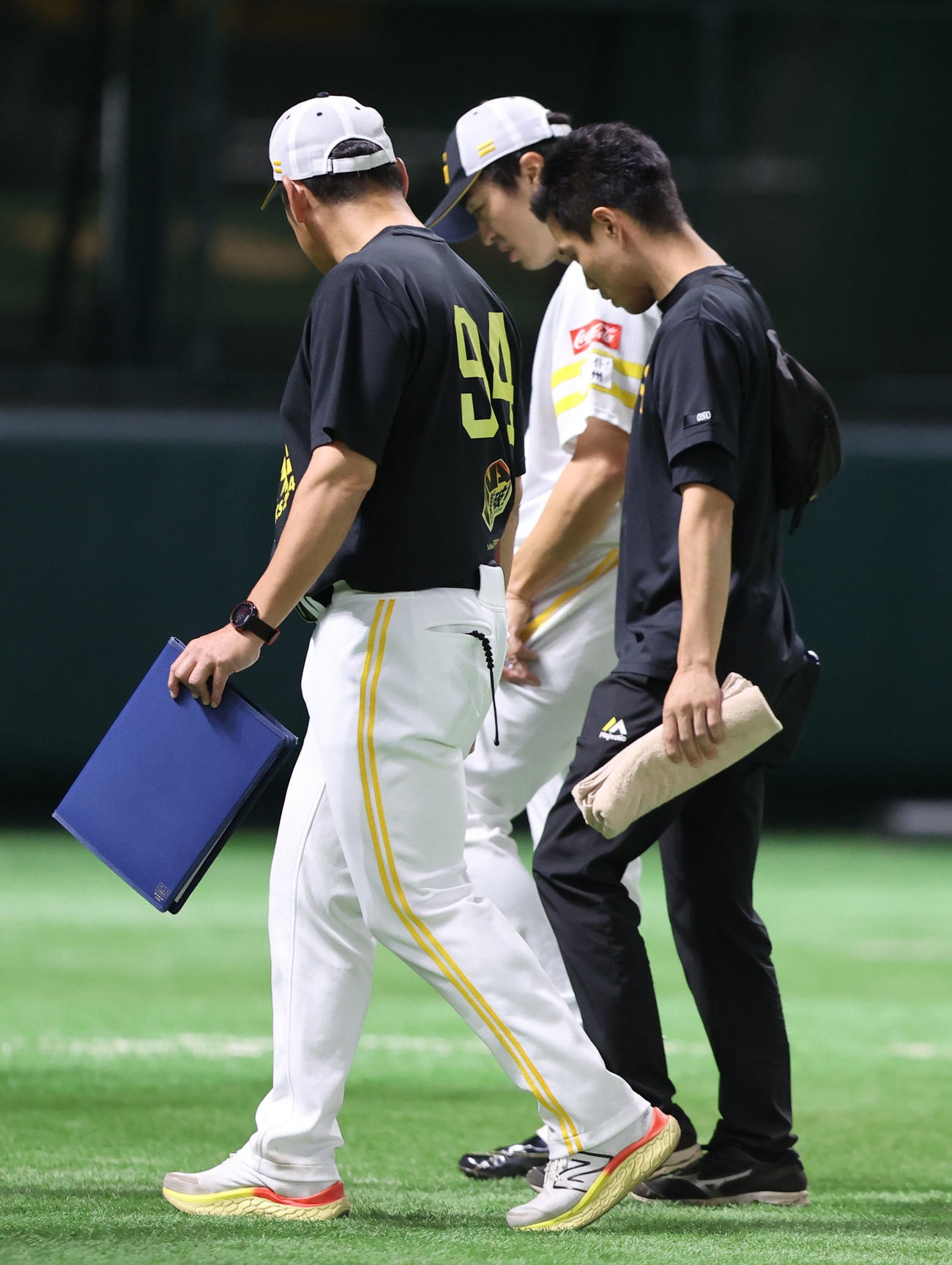 実戦形式で登板した和田は左足に違和感を感じベンチ裏に引きあげる、手前は倉野コーチ（撮影・梅根麻紀）