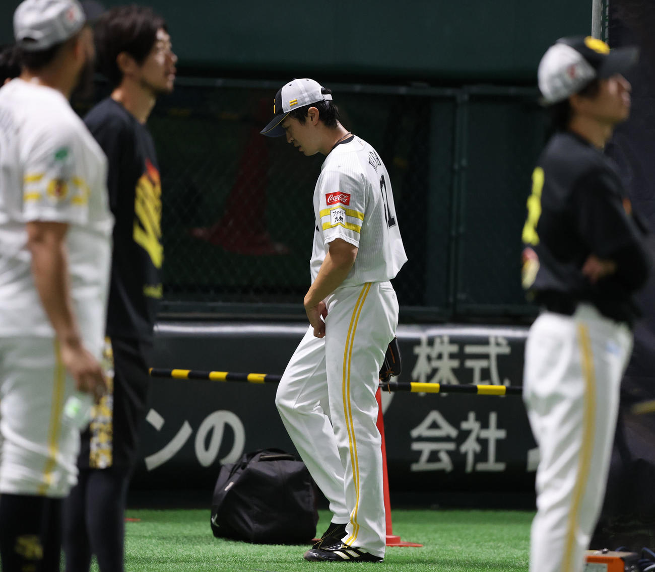 実戦形式で登板した和田は左足に違和感を感じベンチ裏に引きあげる（撮影・梅根麻紀）