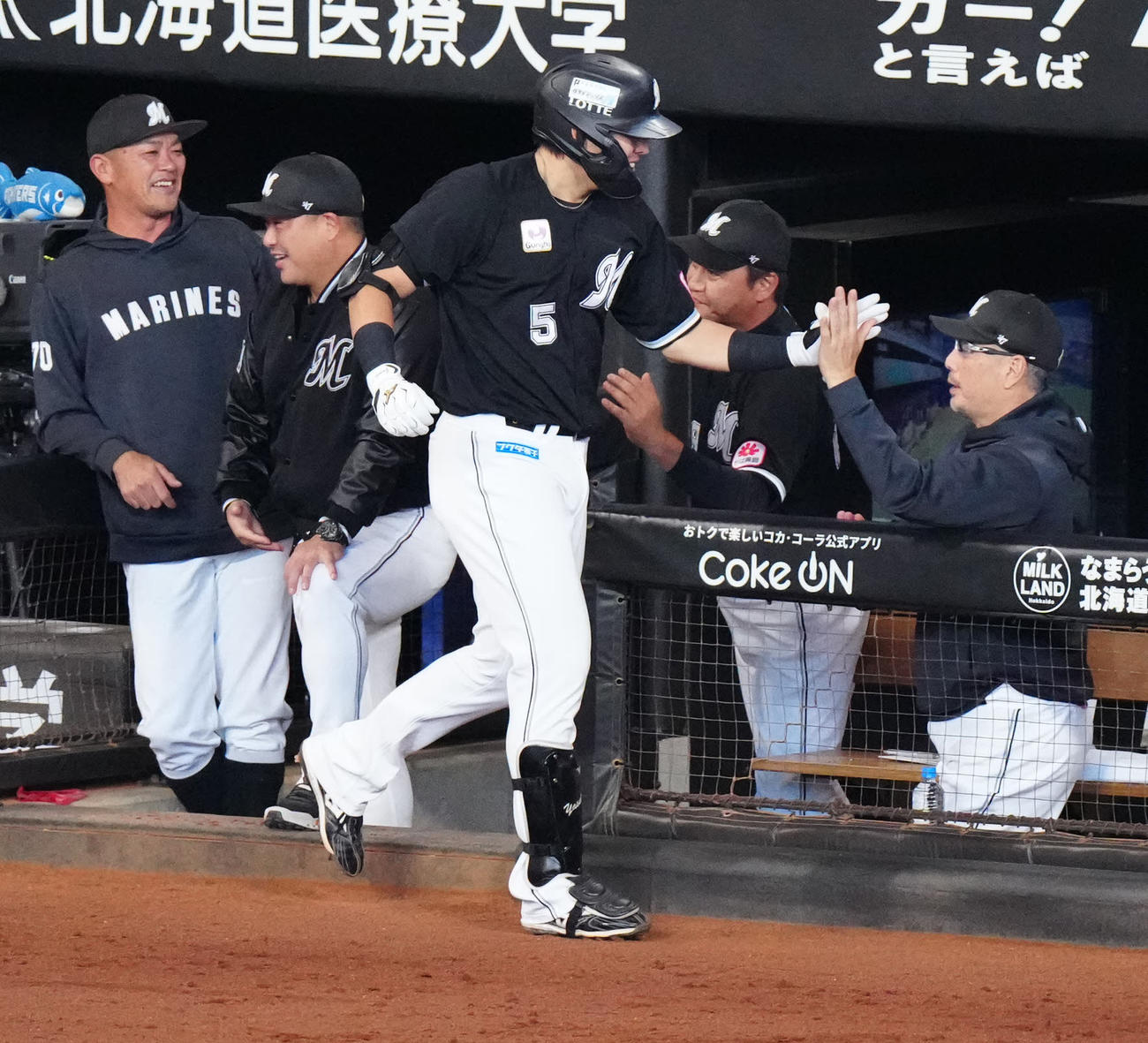 日本ハム対ロッテ　5回表ロッテ2死、先制ソロ本塁打を放ち吉井監督（右端）とタッチを交わす安田（撮影・江口和貴）