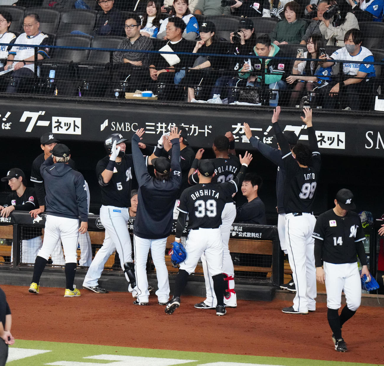 日本ハム対ロッテ　5回表ロッテ2死、先制ソロ本塁打を放ちタッチを交わす安田（左から4人目）（撮影・江口和貴）