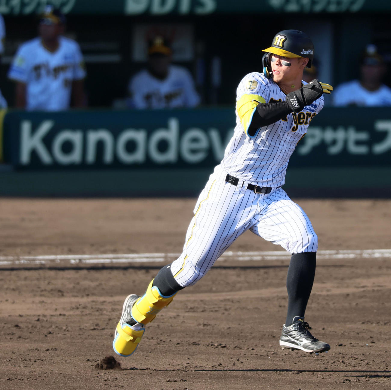 阪神対DeNA 4回裏阪神無死、佐藤輝は右へ二塁打を放つ（撮影・加藤哉）