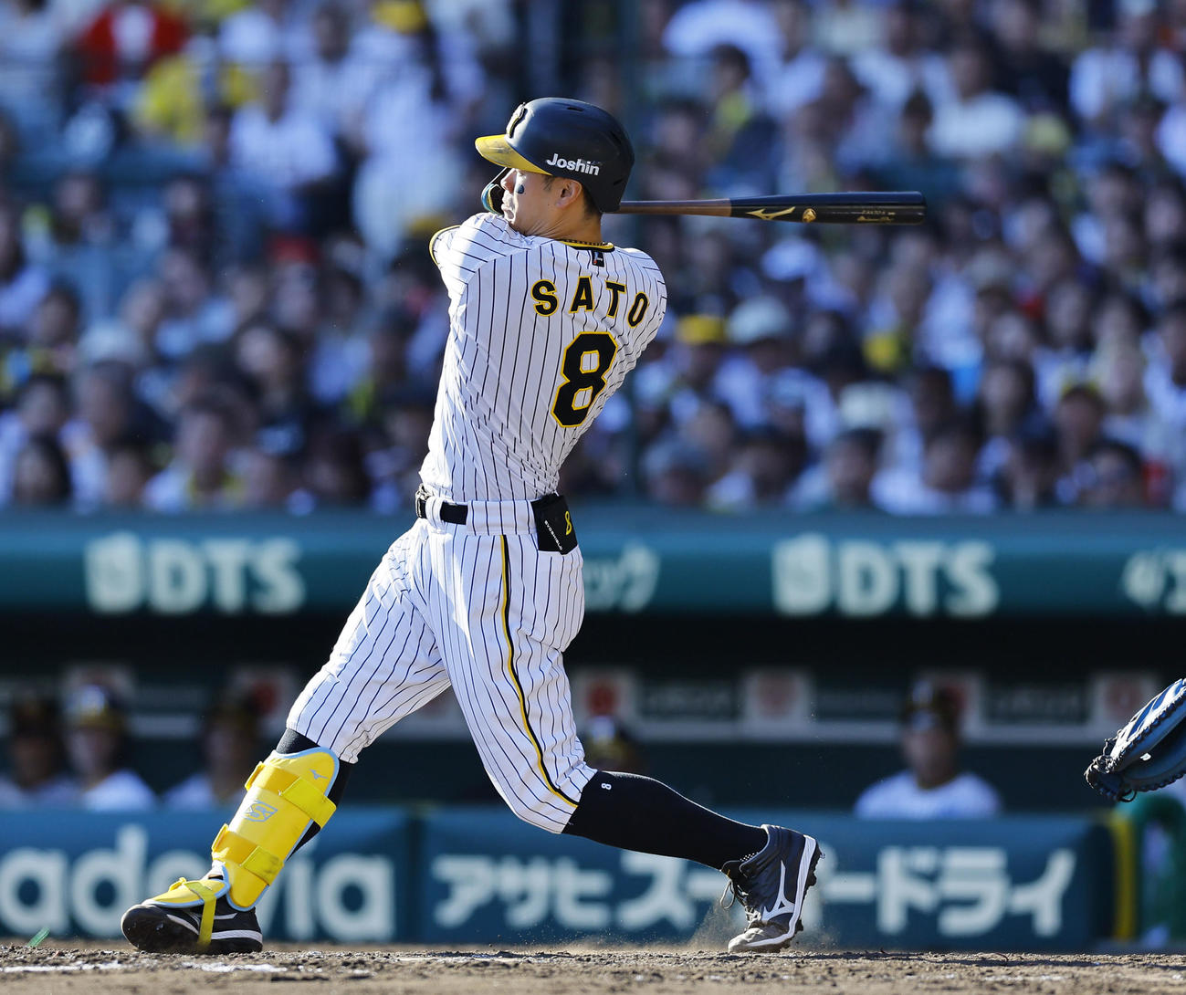 阪神対DeNA 4回裏阪神無死、佐藤輝は右越えに二塁打を放つ（撮影・藤尾明華）
