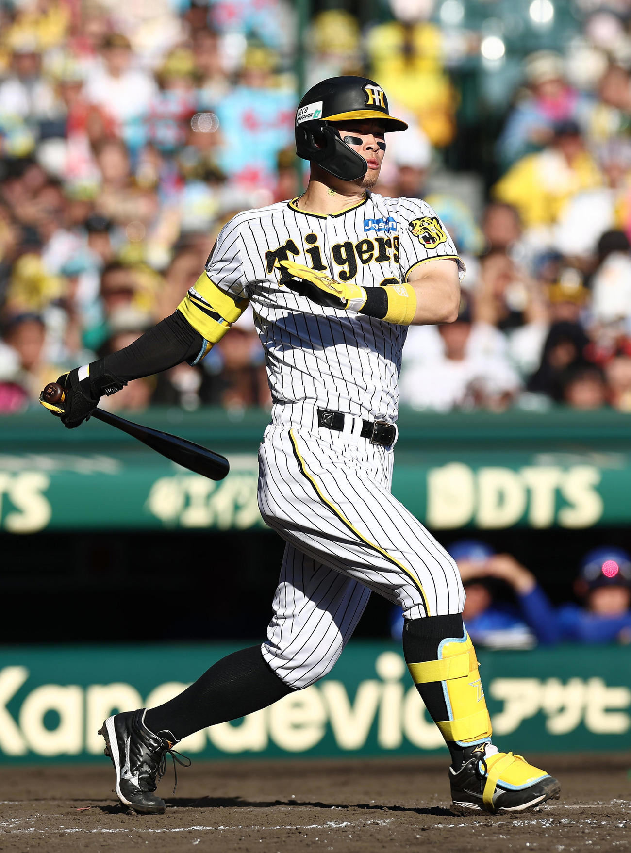 阪神対DeNA 4回裏阪神無死、右翼線へ二塁打を放つ佐藤輝（撮影・前田充）
