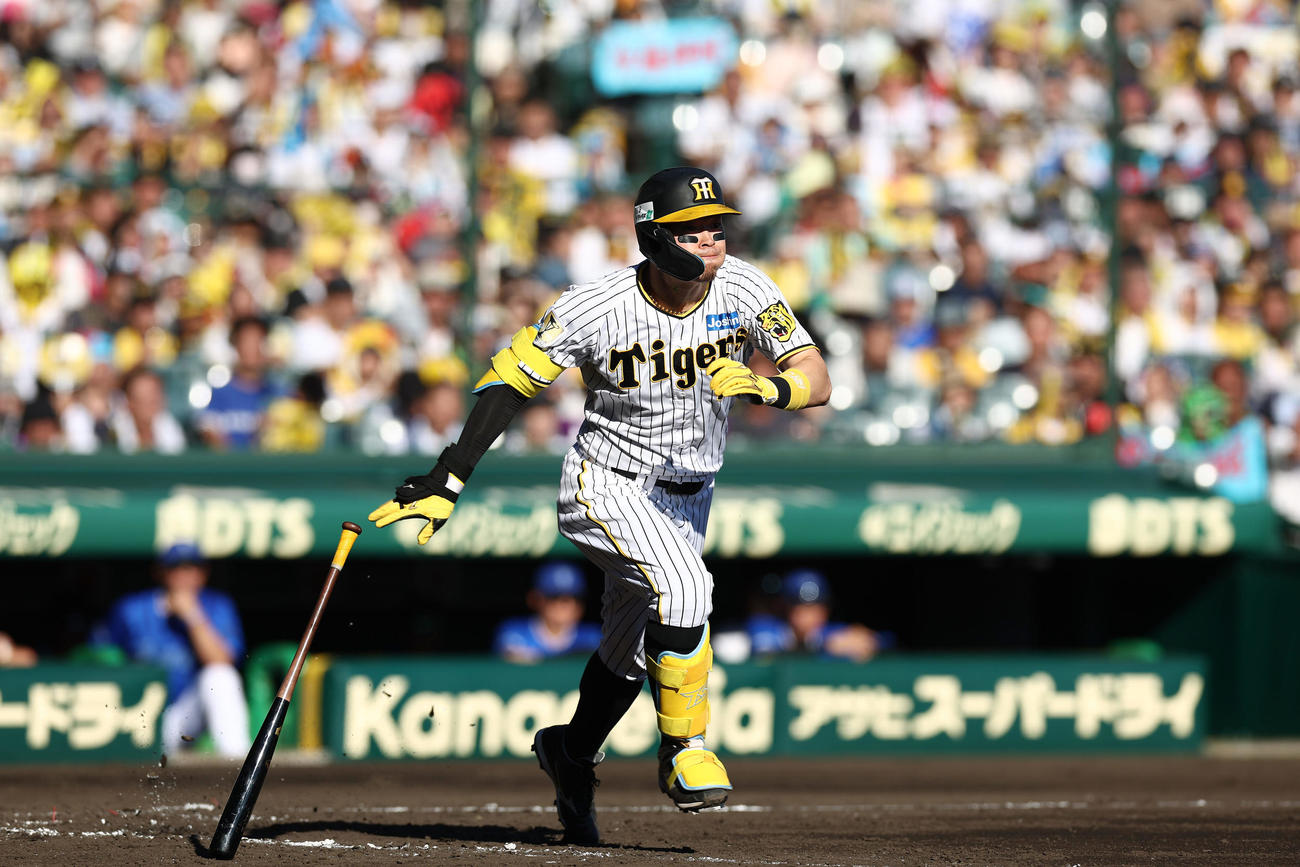 阪神対DeNA 4回裏阪神無死、右翼線へ二塁打を放つ佐藤輝（撮影・前田充）