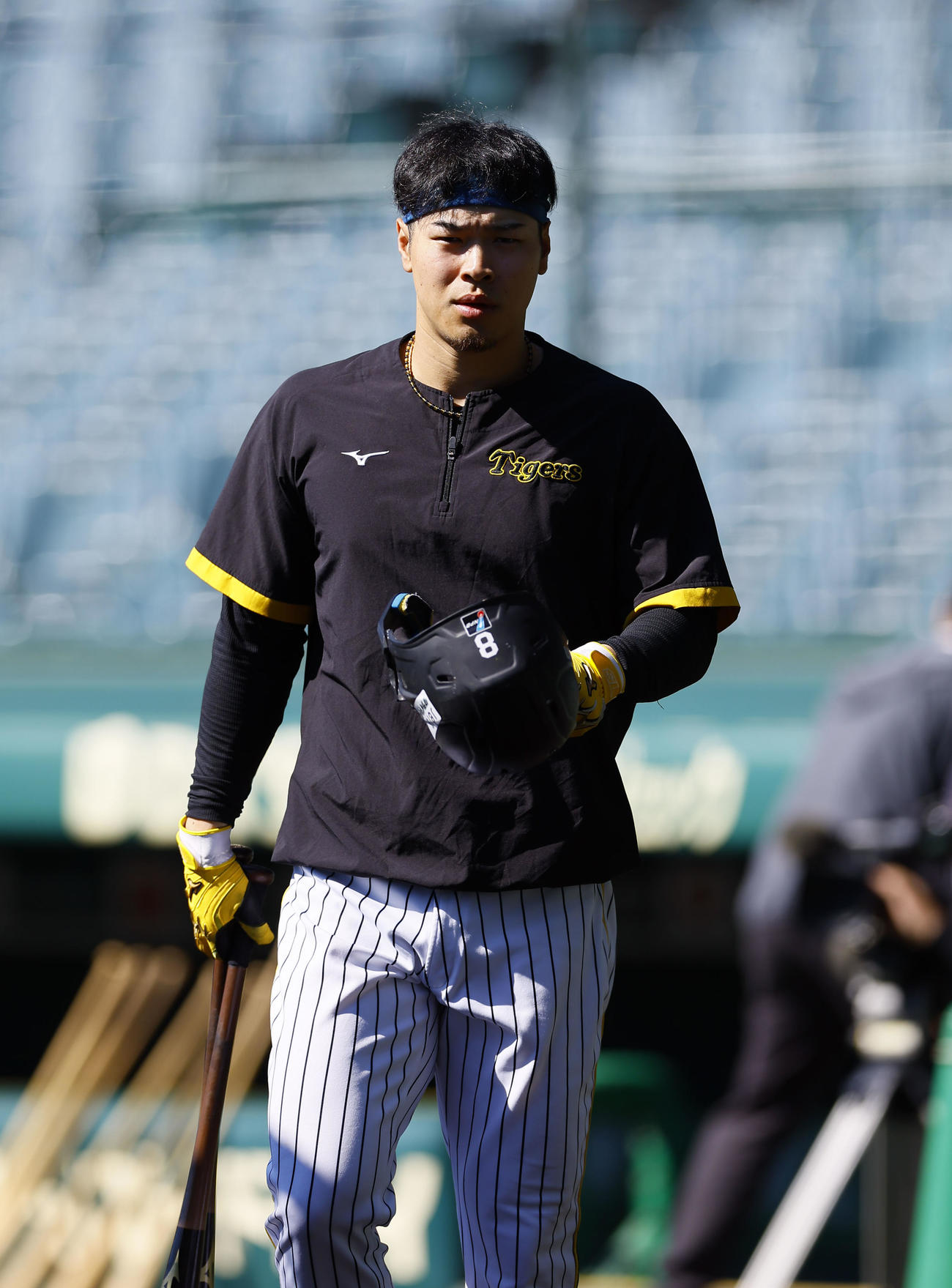 打撃練習に向かう阪神佐藤輝（撮影・藤尾明華）
