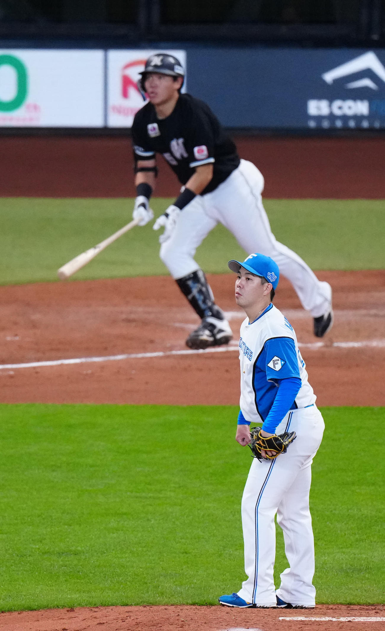 日本ハム対ロッテ　5回表ロッテ2死、安田（後方）に先制ソロ本塁打を浴びる金村（撮影・江口和貴）