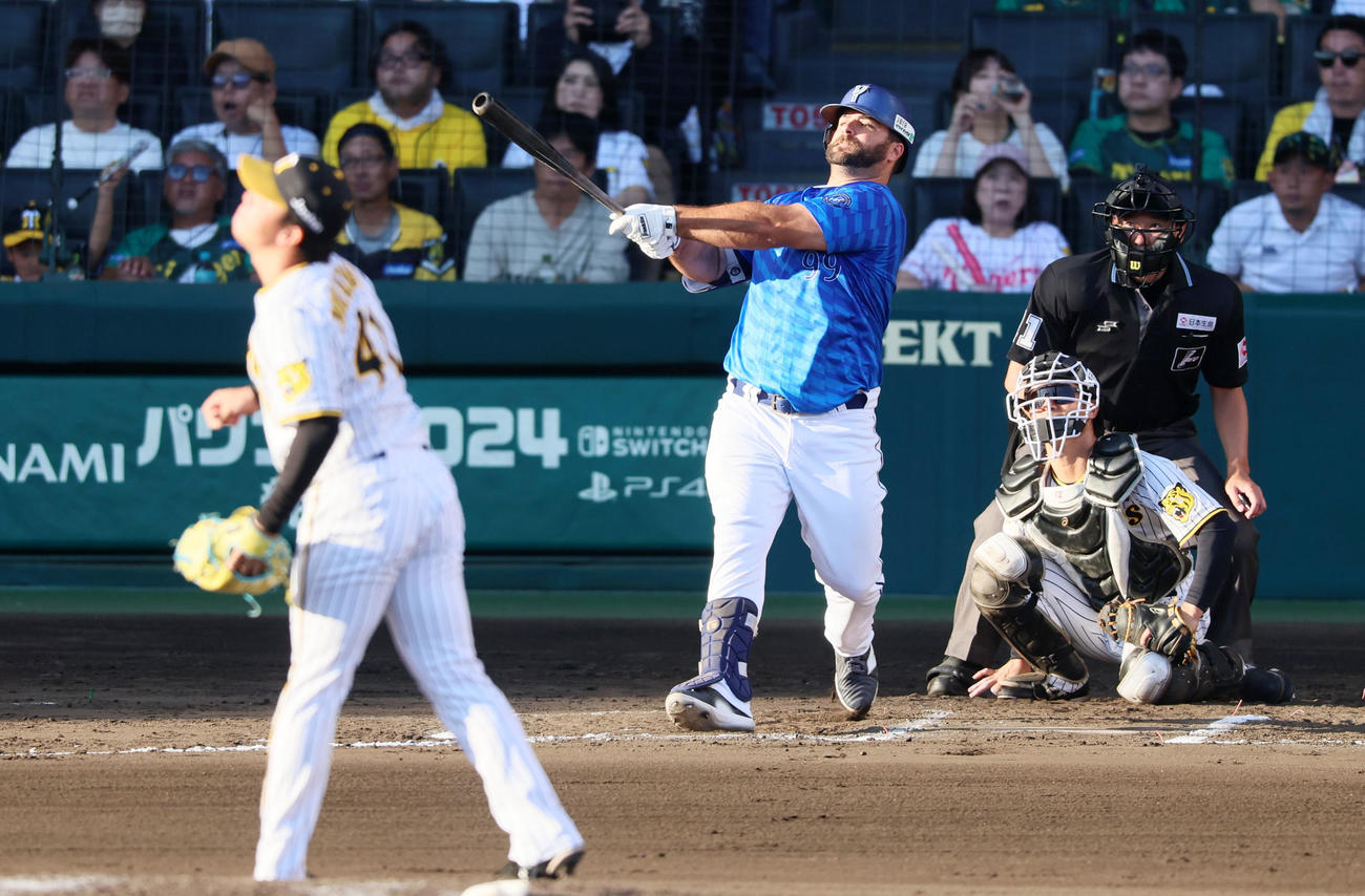阪神対DeNA 7回表DeNA無死、代打フォードは右越えソロ本塁打を放つ。投手村上（撮影・加藤哉）