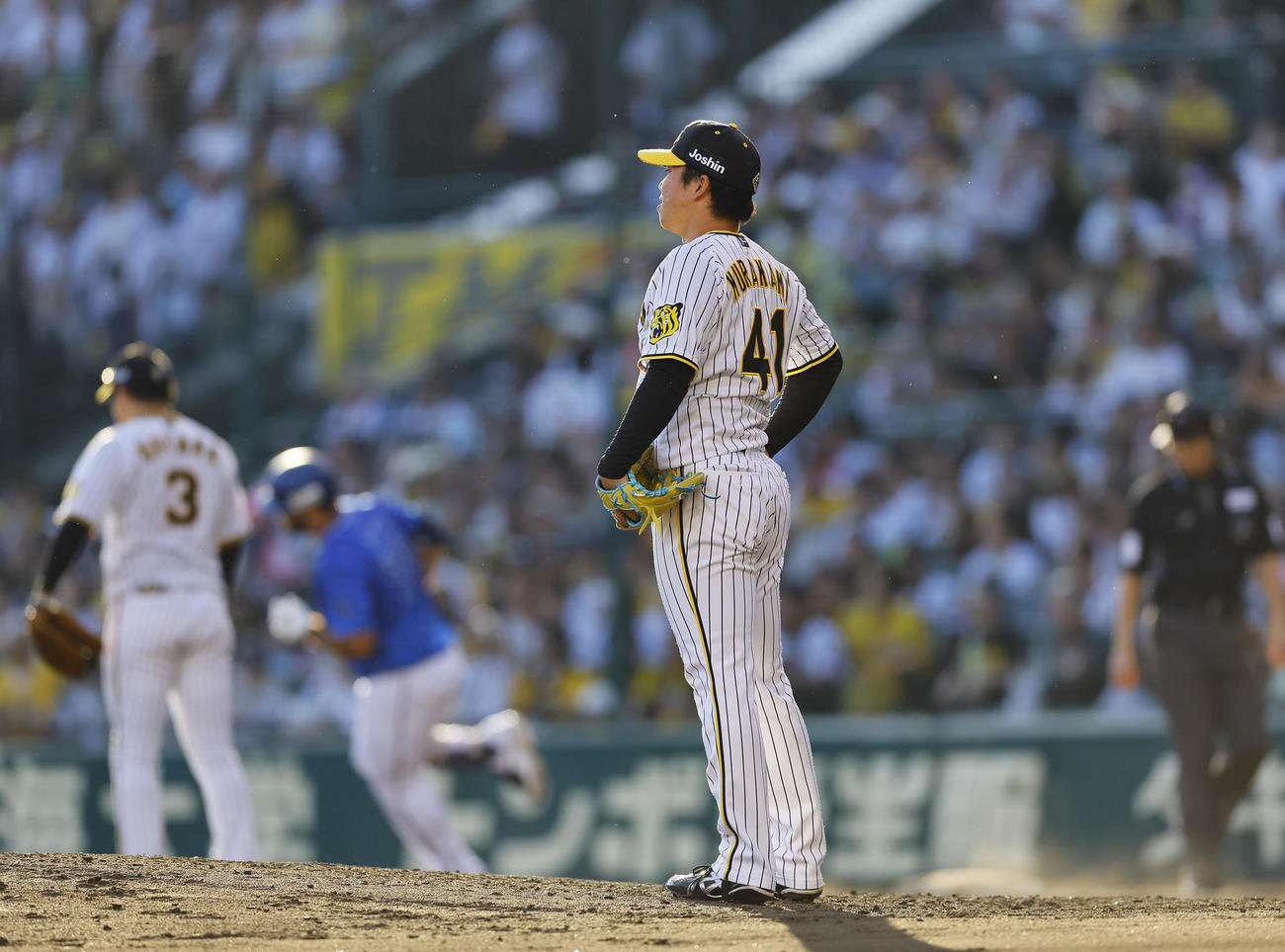 阪神対DeNA 7回表DeNA無死、代打フォードに右越え本塁打を浴びた村上（撮影・藤尾明華）