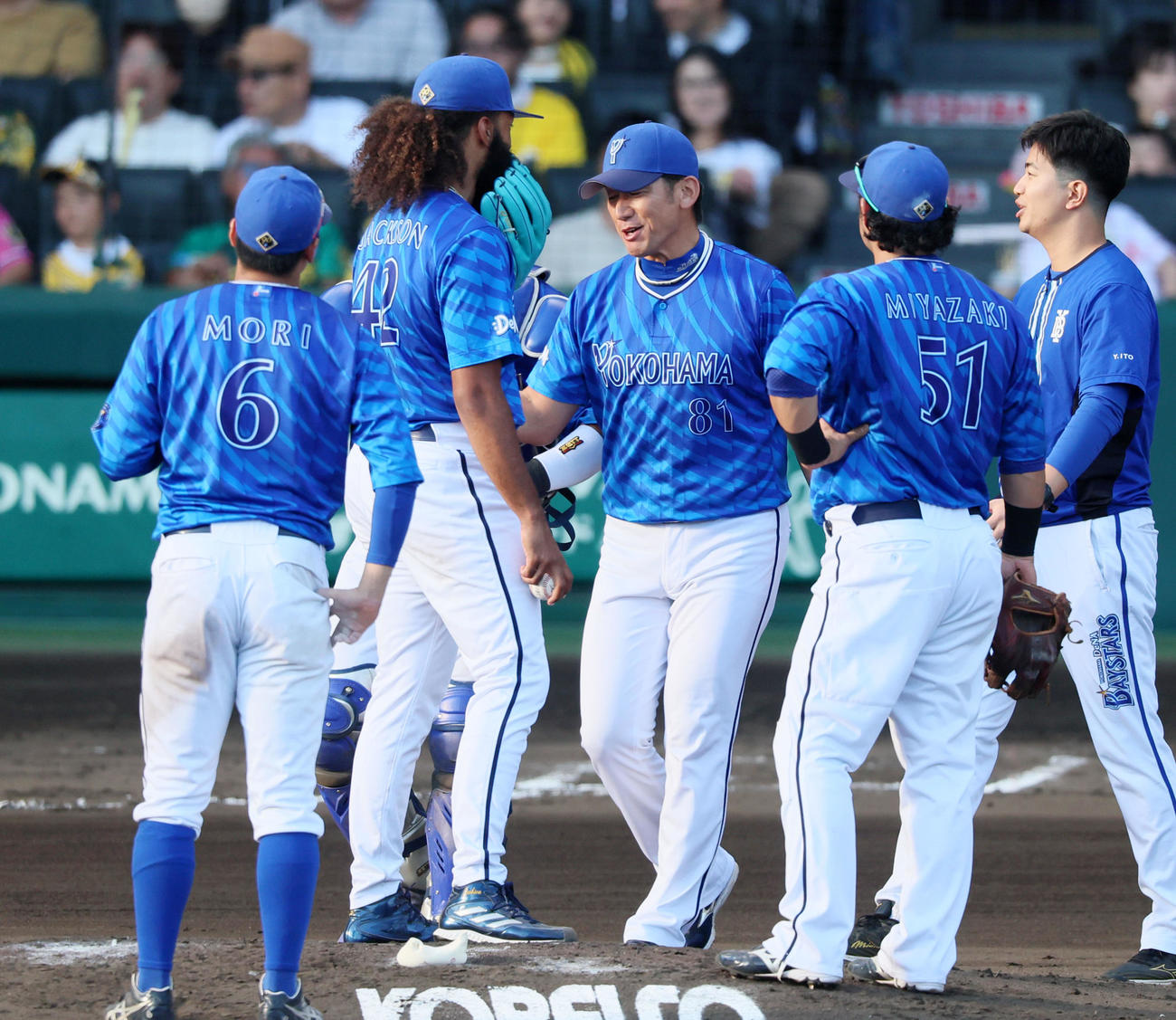 阪神対DeNA 6回裏阪神2死一塁、三浦監督はジャクソンに交代を告げる（撮影・加藤哉）
