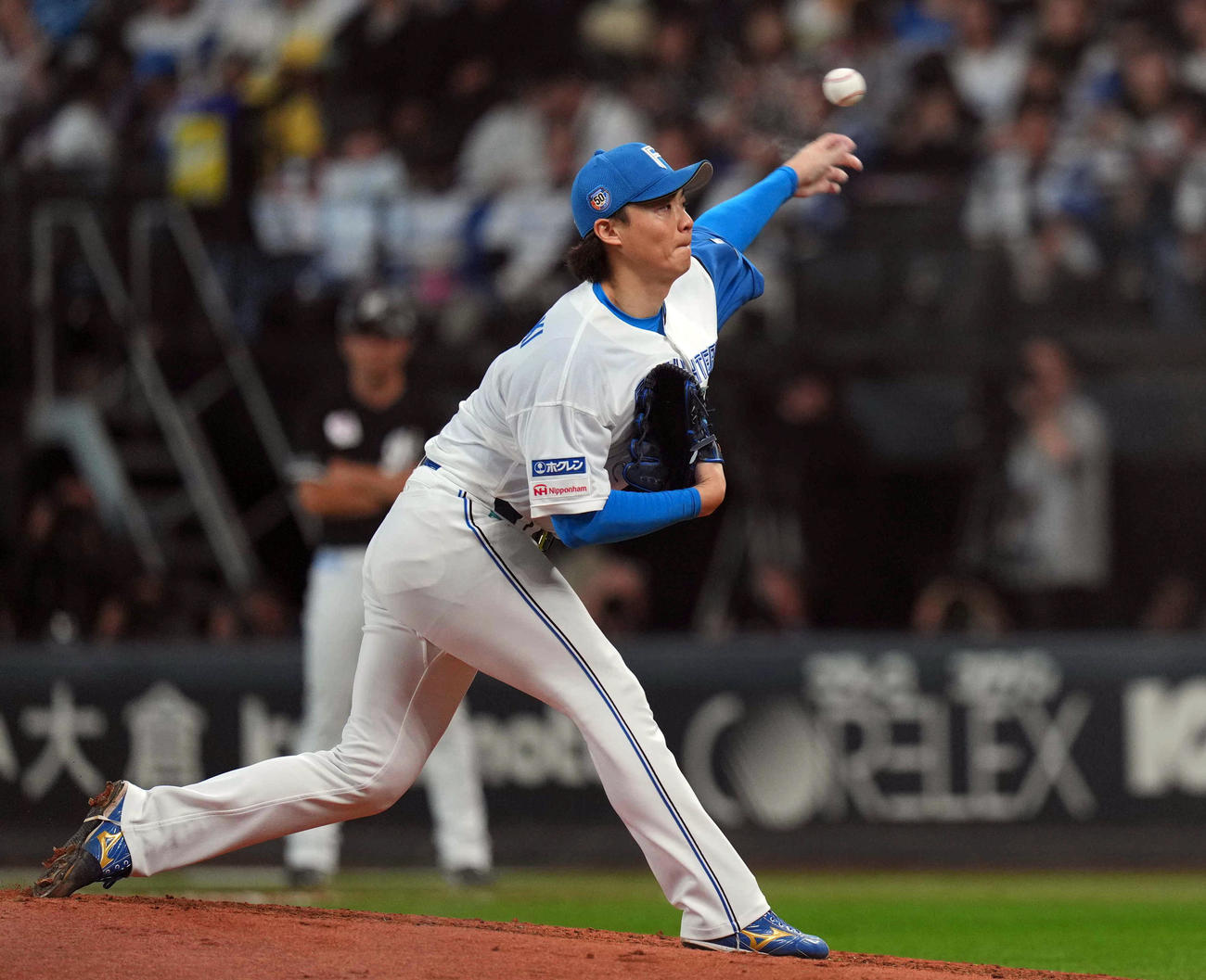 日本ハム対ロッテ　8回表から登板する日本ハム3番手の山崎（撮影・狩俣裕三）